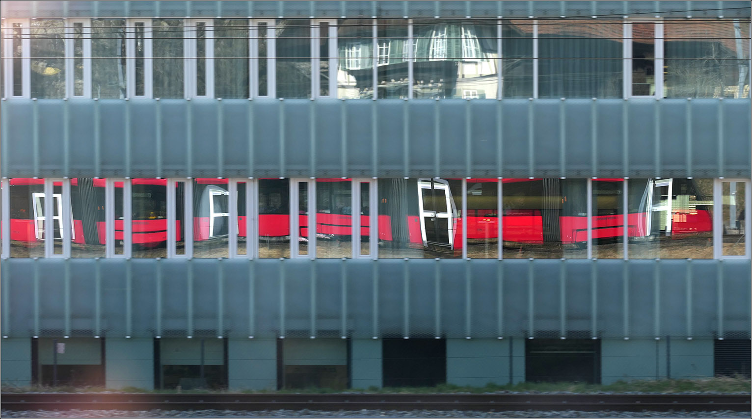 Mit Peter unterwegs in Bern - 

Nach der Abfahrt am Bahnhof Gümligen spiegelt sich Tramlink 928 im Fensterband des jenseits der Bahngleise liegenden Bürohauses. Die weiß gerahmten Türen des Trams korrespondieren mit den Öffnungsflügeln der Fensterbänder des Hauses.

07.03.2025