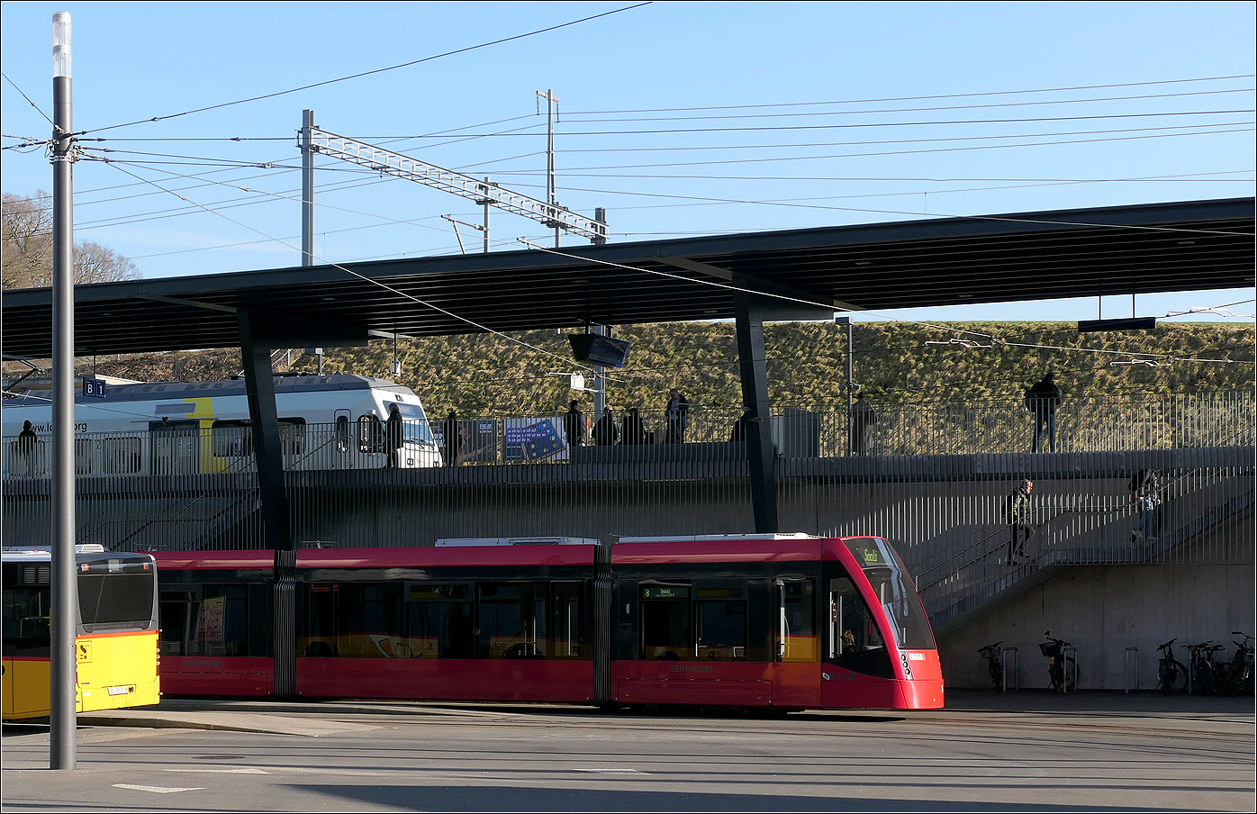 Mit Peter unterwegs in Bern - 

Vor dem Bahnhof Bern Brünnen Westside steht ein Combino Classic Tram an seiner Endhaltestelle an der Schleife. Neben der Bahn kann auch zum Bus umgestiegen werden.

07.05.2025