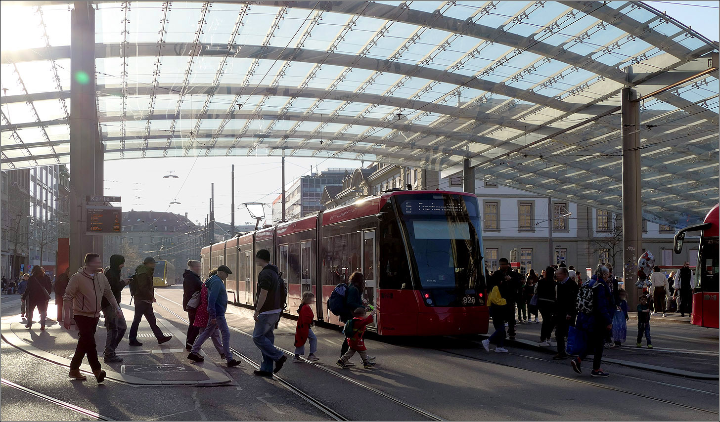 Mit Peter unterwegs in Bern - 

Immer wenn ich an die Haltestelle Bern Bahnhof komme, sind die Lichtverhältnisse schwierig, was aber durchaus seinen Reiz hat. Hier Tramlink 926 nach Fischermätteli.

07.03.2025 