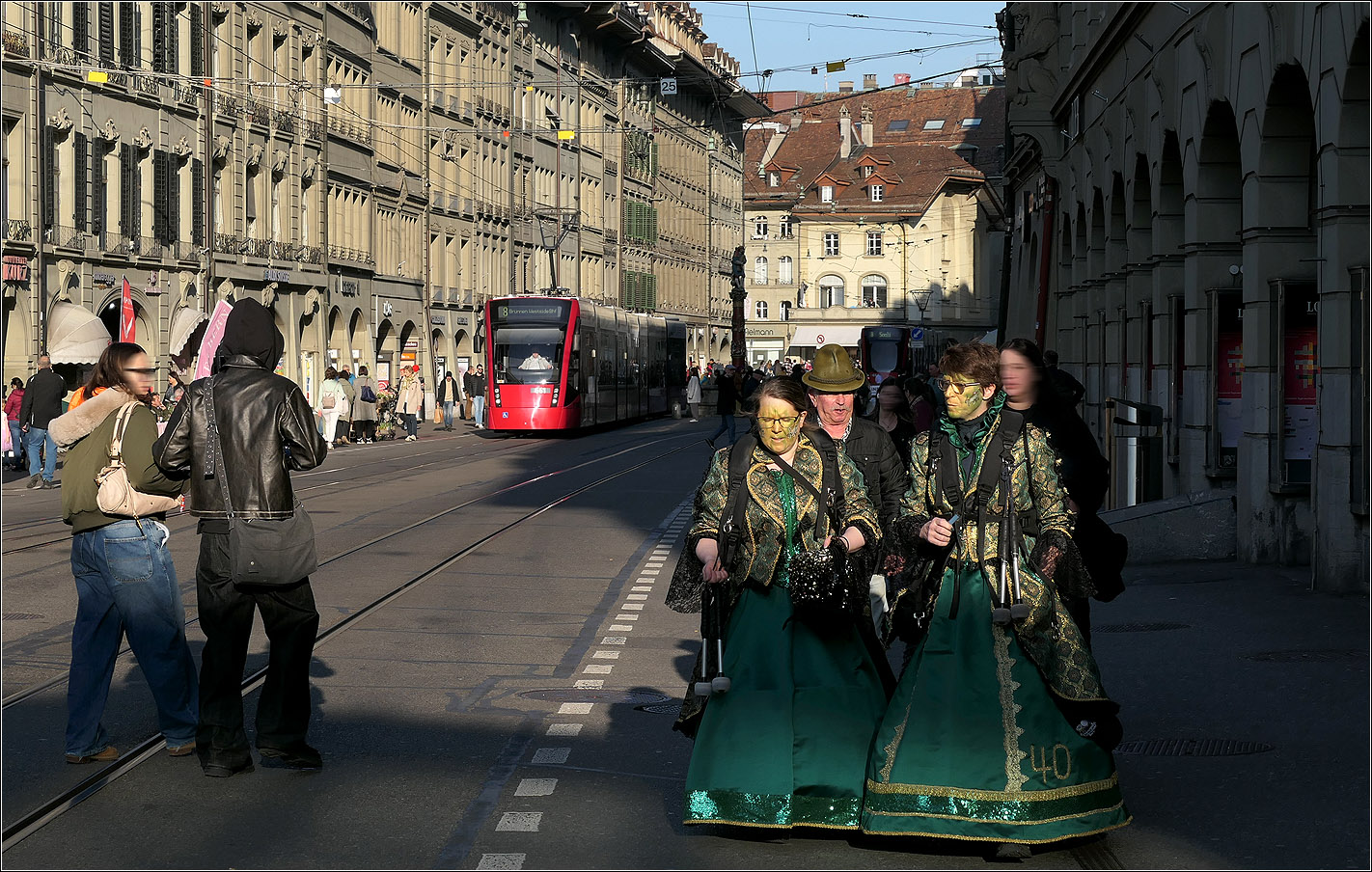 Mit Peter unterwegs in Bern - 

Man sieht, die Bärner Fasnacht war am Freitag dem 7. März noch im Gange, hier in der Spitalgasse mit Combino Classic 661 der Linie 8.

07.03.2025