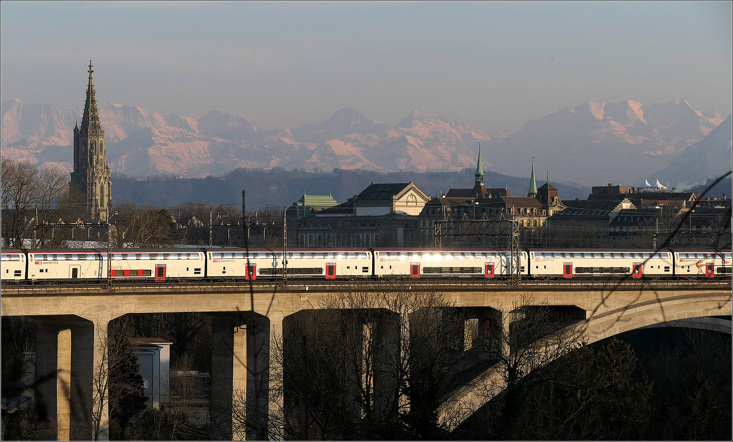 Mit Peter unterwegs in Bern - 

Ein IC auf dem Lorrainviadukt in Bern. Links der Turm des Berner Münster, im Hintergrund die Berge des Berner Oberlandes im Abendlicht.

Die Berggipfel: am linken Bildrand das Mittaghorn, im mittleren Bildbereich das Grosshorn, das Breithorn und das Gspaltenhorn und rechts das Morgenhorn, die Wyssi Frau und  das Blüemlisalphorn.

07.03.2025 (M)