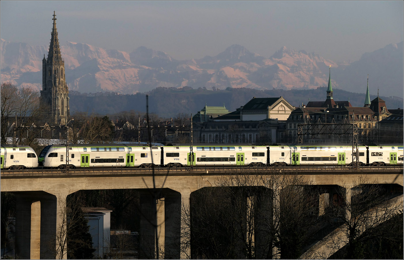 Mit Peter unterwegs in Bern - 

Ein Stadler Kiss der BLS auf dem Lorrainviadukt in Bern.

Über dem Zweig links der Bildmitte das Grosshorn, rechts folgt das Breithorn und Gspaltenhorn.

07.03.2025 

