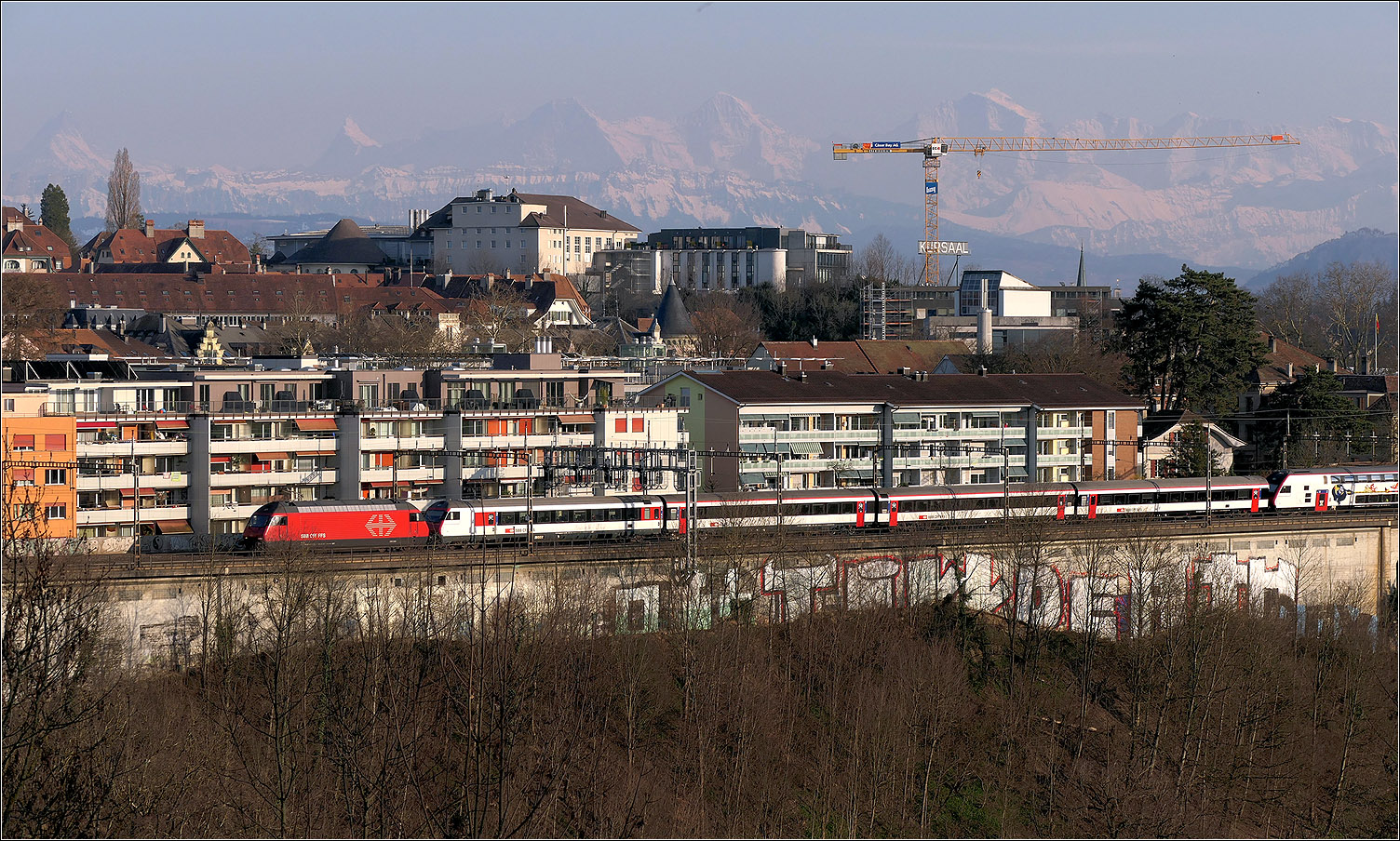 Mit Peter unterwegs in Bern - 

Zwischen den beiden Brückenteilen des Lorraineviadukt in Bern führt ein Teil der Strecke mit einer hohen Stützmauer am Hang des Aaretales entlang. Ein IC erreicht hier gerade diesen Abschnitt. 

Im Hintergrund das Berner Oberland mit dem Schreckhorn, Finteraarhorn, Eiger, Mönch und Jungfrau.

07.05.2025

