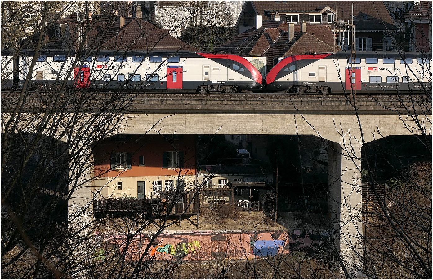 Mit Peter unterwegs in Bern - 

Sehr nah am Lorraineviadukt steht diese Haus und wird von diesem beschattet. Über dem IC-Zug der Baureihe RABDe 502 sieht man das Walmdach des Gebäudes. Da auch noch eine Betonlärmschutzwand auf Seite der Bebauung angebracht ist, hat man nur eine eingeschränkte Aussicht auf dieser Seite.

07.03.2025 