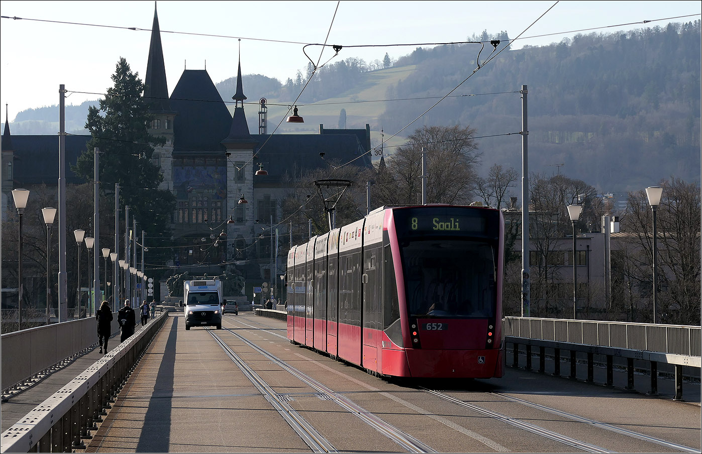 Mit Peter unterwegs durch Bern - 

Der Combino Classic 652 hat seine Fahrt fortgesetzt und befindet sich jetzt auf der Kirchfeldbrücke und fährt direkt auf das Bernische Historische Museum zu.

07.03.2025 