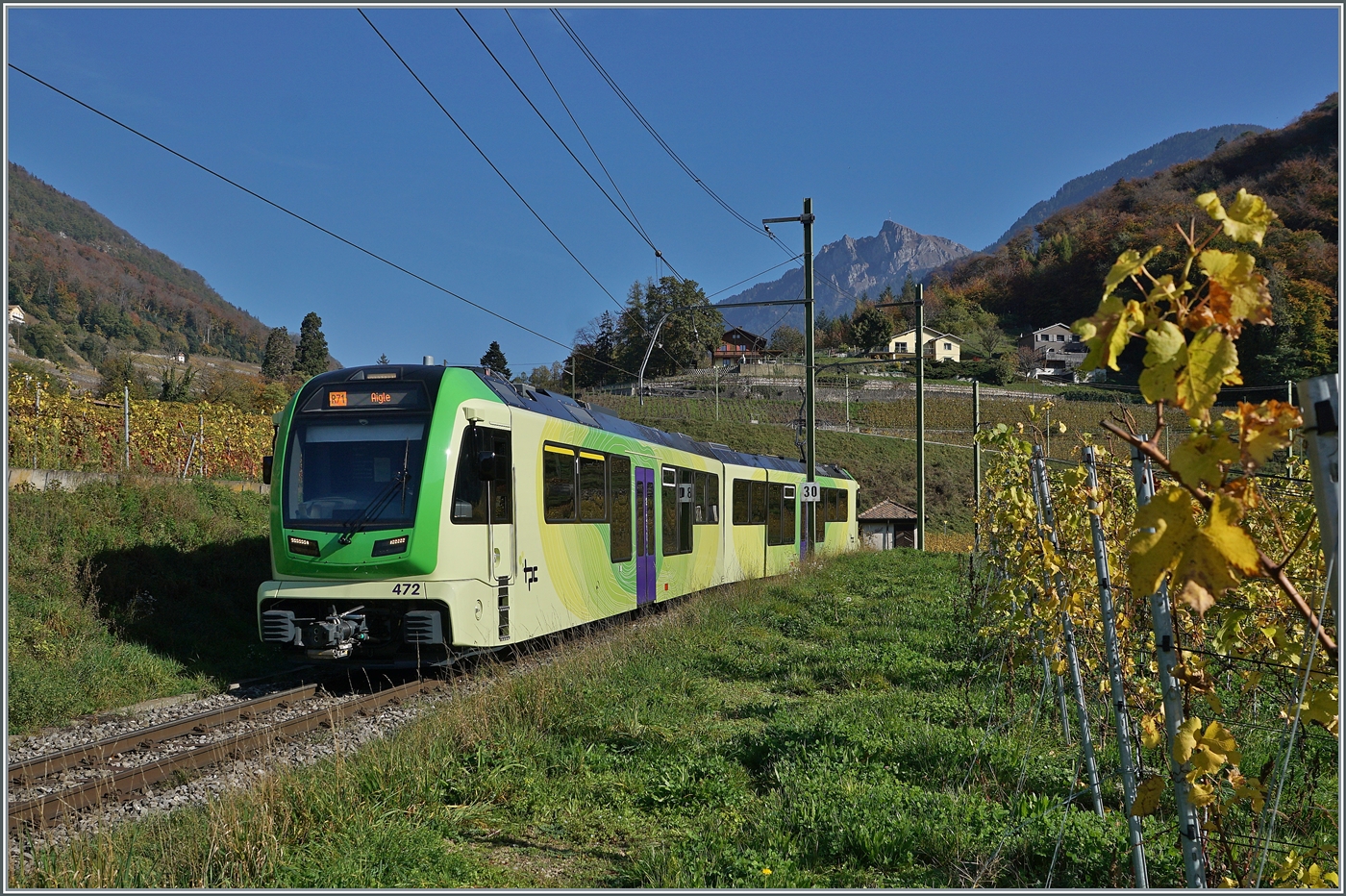 Mitten in den Rebbergen, kurz vor dem Einfahrvorsignal von Aigle Château konnte ich den neuen TPC ASD ABe 4/8 472 fotografieren. Der Zug ist als R 71 435 von Les Diablerets nach Aigle unterwegs.

2. November 2024