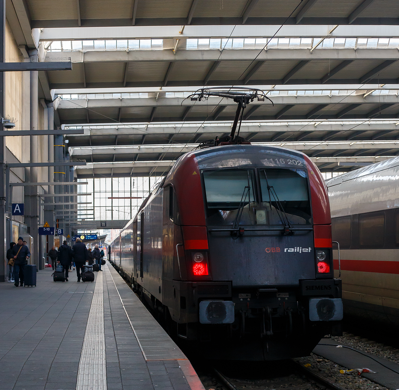 München Hauptbahnhof am 13 Januar 2025, hier steht der ÖBB Railjet Xpress – RJX 67 (München – Salzburg – Wien – Budapest-Keleti) zur Abfahrt bereit. Hier am Zugschluss die Elektrische Universallokomotive Siemens ES64U2 / „Taurus 2“ – ÖBB 1116 202 (A-ÖBB 91 81 1116 202-3). 

Dieser Zug fuhr planmäßig um 13:28 Uhr in München ab und war, ohne Zwischenhalt, fast pünktlich um 15:07 Uhr (Plan 14:58 Uhr) in Salzburg Hbf. So waren wir trotz unserem Stopp und Go, etwas über 1 Stunde später in Salzburg als wir es eigentlich geplant hatten. 
