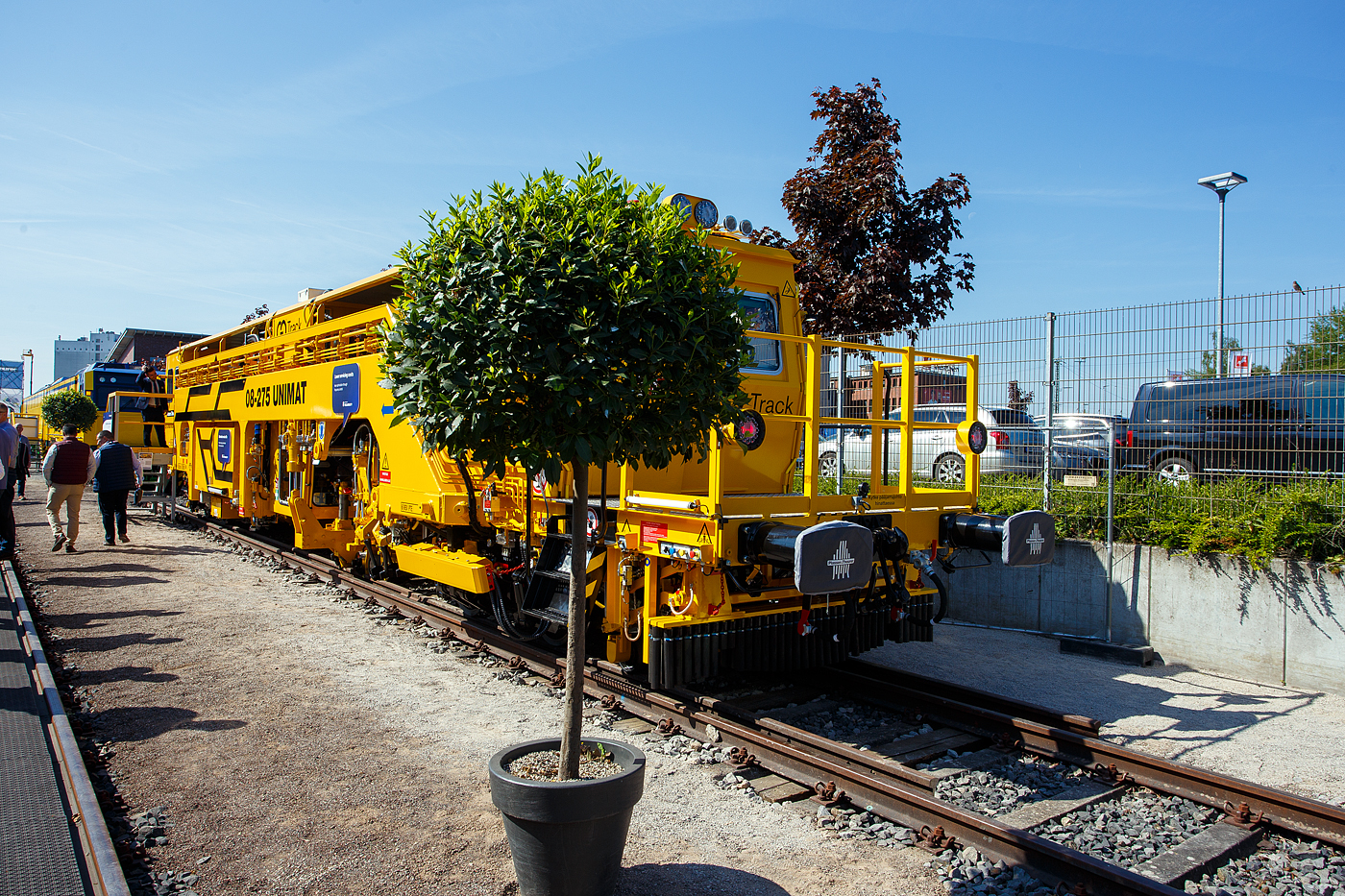 Nach fast 40 Jahren im Einsatz, nach erfolgreichen Retrofit/Modernisierung bald wieder im Einsatz. Plasser & Theurer präsentierte auf der 29. Internationale Ausstellung Fahrwegtechnik 2025 (iaf) in Münster (hier am 20 Mai 2025) die Retrofit/Modernisierte Breitspur Universalstopfmaschine 08 - 275 UNIMAT (Baujahr 1985), EST-GTRCK 99 26 0221 002-1, der estnischen Gleisbauunternehmen GoTrack.

Retrofits von Plasser & Theurer überzeugen immer mehr Kunden. 2023 entschied sich auch das estnische Gleisbauunternehmen GoTrack, einen Unimat 08-275 mit Baujahr 1985 komplett überholen und modernisieren zu lassen. 

GoTrack ist eines der größten Bahninfrastruktur-Unternehmen in Estland. Gegründet im Jahr 2005, schloss es bereits eine Vielzahl unterschiedlicher Projekte erfolgreich ab: Verlegung neuer Schienen, Wartung bestehender Gleise, Design und Bau von Zugsicherungssystemen, Oberleitungen und Bahnübergängen. Dabei setzte das dynamische und qualitätsbewusste Team seit Langem auch auf Maschinen Plasser & Theurer aus Linz/Donau (A). Bisher wurden nur gebrauchte Maschinen zumeist in Finnland erworben (die Spurweiten in Estland und Finnland sind ja fast gleich, 1.520 mm bzw. 1.524 mm) und in den eigenen Werkstätten in Schuss gehalten. Die erforderlichen Ersatzteile wurden in der Regel direkt von Plasser & Theurer bezogen. Daraus entwickelte sich im Lauf der Jahre eine erfolgreiche Partnerschaft.

Im Jahr 2021 erhielt Plasser & Theurer eine Anfrage von Ersatzteilen für die große Überholung von dem Unimat 08-275 mit Baujahr 1985. Die Arbeiten wollte GoTrack wie gewohnt vom eigenen Personal vor Ort durchführen lassen. Aus der Anfrage wurde jedoch ein Gespräch über die Möglichkeiten, die P&T im Rahmen einer derartigen Überholung anbieten konnten. Das Thema „Retrofit“, also Überholung inklusive Modernisierung, kam auf den Tisch. Und es sollte nicht lange dauern, bis die Fachleute von GoTrack erkannten, dass die Vorteile dieses Angebots klar überwogen

Umfassende Überholung und Einbau moderner Komponenten
Nach der Vertragsunterzeichnung wurde der Unimat 08-275 im Juli 2024 noch in Estland bei GoTrack komplett demontiert und am Ende des Monats in Linz angeliefert. Von der Originalmaschine blieben nur der Fahrgestellrahmen, der Dieseltank und der Hydrauliktank sowie die drei Kabinen.

Die Liste an Komponenten, die eingebaut wurden, umfasste zahlreiche Bauteile:
•	Komplett neues Design und neue ergonomische Ausstattung für drei Kabinen (inklusive Heizsysteme, Klimaanlagen und Scheibenheizungen)
•	Neuer Dieselmotor
•	Generalüberholte Drehgestelle
•	Generalüberholtes Bremssystem
•	Neues Hydrauliksystem
•	Neues Elektriksystem inklusive Umrüstung auf LED-Lichtsystem
•	Upgrade auf SmartALC und DRP
•	Generalüberholte Stopfaggregate
•	Drehzahlsteuerung für die Stopfaggregate
•	Generalüberholtes Hebe- und Richtaggregat

TECHNISCHE DATEN:
Spurweite: 1.520 mm (Breitspur)
Länge über Puffer: 19.140 mm
Drehzapfenabstand: 11.500 mm
Achsanzahl: 4
Höchstgeschwindigkeit: 90 km/h eigen / 100 km/h geschleppt
Max. Achslast: 13,5 t
Bremse: KE-GP mZ (K)
Bremssohle: J 816
