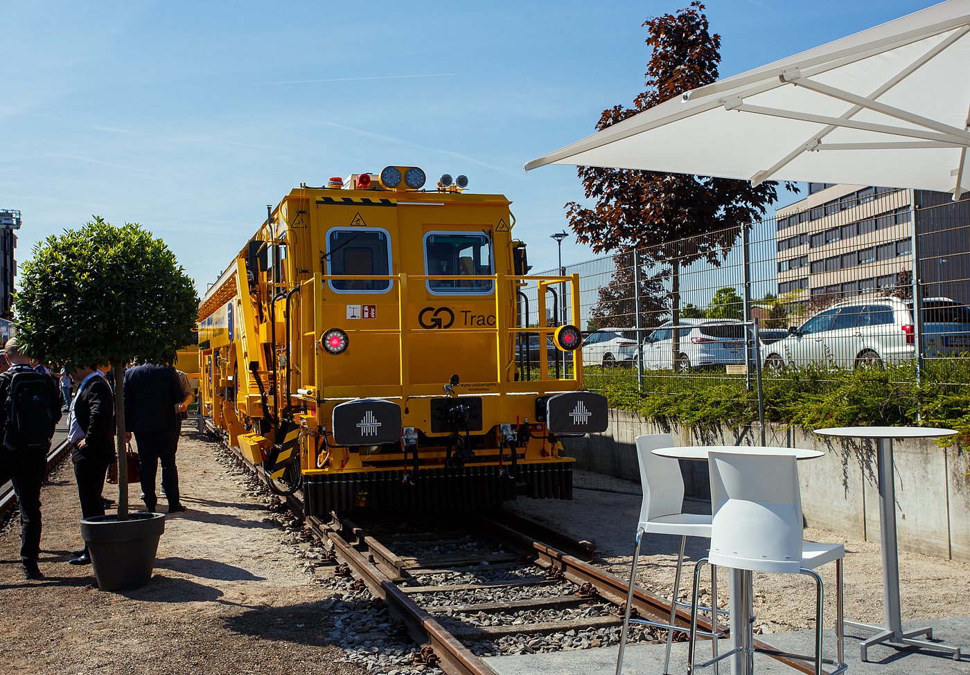 Nach fast 40 Jahren im Einsatz, nach erfolgreichen Retrofit/Modernisierung bald wieder im Einsatz. Plasser & Theurer präsentierte auf der 29. Internationale Ausstellung Fahrwegtechnik 2025 (iaf) in Münster (hier am 20 Mai 2025) die Retrofit/Modernisierte Breitspur Universalstopfmaschine 08 - 275 UNIMAT (Baujahr 1985), EST-GTRCK 99 26 0221 002-1, der estnischen Gleisbauunternehmen GoTrack.

Retrofits von Plasser & Theurer überzeugen immer mehr Kunden. 2023 entschied sich auch das estnische Gleisbauunternehmen GoTrack, einen Unimat 08-275 mit Baujahr 1985 komplett überholen und modernisieren zu lassen. 

GoTrack ist eines der größten Bahninfrastruktur-Unternehmen in Estland. Gegründet im Jahr 2005, schloss es bereits eine Vielzahl unterschiedlicher Projekte erfolgreich ab: Verlegung neuer Schienen, Wartung bestehender Gleise, Design und Bau von Zugsicherungssystemen, Oberleitungen und Bahnübergängen. Dabei setzte das dynamische und qualitätsbewusste Team seit Langem auch auf Maschinen Plasser & Theurer aus Linz/Donau (A). Bisher wurden nur gebrauchte Maschinen zumeist in Finnland erworben (die Spurweiten in Estland und Finnland sind ja fast gleich, 1.520 mm bzw. 1.524 mm) und in den eigenen Werkstätten in Schuss gehalten. Die erforderlichen Ersatzteile wurden in der Regel direkt von Plasser & Theurer bezogen. Daraus entwickelte sich im Lauf der Jahre eine erfolgreiche Partnerschaft.

Im Jahr 2021 erhielt Plasser & Theurer eine Anfrage von Ersatzteilen für die große Überholung von dem Unimat 08-275 mit Baujahr 1985. Die Arbeiten wollte GoTrack wie gewohnt vom eigenen Personal vor Ort durchführen lassen. Aus der Anfrage wurde jedoch ein Gespräch über die Möglichkeiten, die P&T im Rahmen einer derartigen Überholung anbieten konnten. Das Thema „Retrofit“, also Überholung inklusive Modernisierung, kam auf den Tisch. Und es sollte nicht lange dauern, bis die Fachleute von GoTrack erkannten, dass die Vorteile dieses Angebots klar überwogen

Umfassende Überholung und Einbau moderner Komponenten
Nach der Vertragsunterzeichnung wurde der Unimat 08-275 im Juli 2024 noch in Estland bei GoTrack komplett demontiert und am Ende des Monats in Linz angeliefert. Von der Originalmaschine blieben nur der Fahrgestellrahmen, der Dieseltank und der Hydrauliktank sowie die drei Kabinen.

Die Liste an Komponenten, die eingebaut wurden, umfasste zahlreiche Bauteile:
•	Komplett neues Design und neue ergonomische Ausstattung für drei Kabinen (inklusive Heizsysteme, Klimaanlagen und Scheibenheizungen)
•	Neuer Dieselmotor
•	Generalüberholte Drehgestelle
•	Generalüberholtes Bremssystem
•	Neues Hydrauliksystem
•	Neues Elektriksystem inklusive Umrüstung auf LED-Lichtsystem
•	Upgrade auf SmartALC und DRP
•	Generalüberholte Stopfaggregate
•	Drehzahlsteuerung für die Stopfaggregate
•	Generalüberholtes Hebe- und Richtaggregat

TECHNISCHE DATEN:
Spurweite: 1.520 mm (Breitspur)
Länge über Puffer: 19.140 mm
Drehzapfenabstand: 11.500 mm
Achsanzahl: 4
Höchstgeschwindigkeit: 90 km/h eigen / 100 km/h geschleppt
Max. Achslast: 13,5 t
Bremse: KE-GP mZ (K)
Bremssohle: J 816

