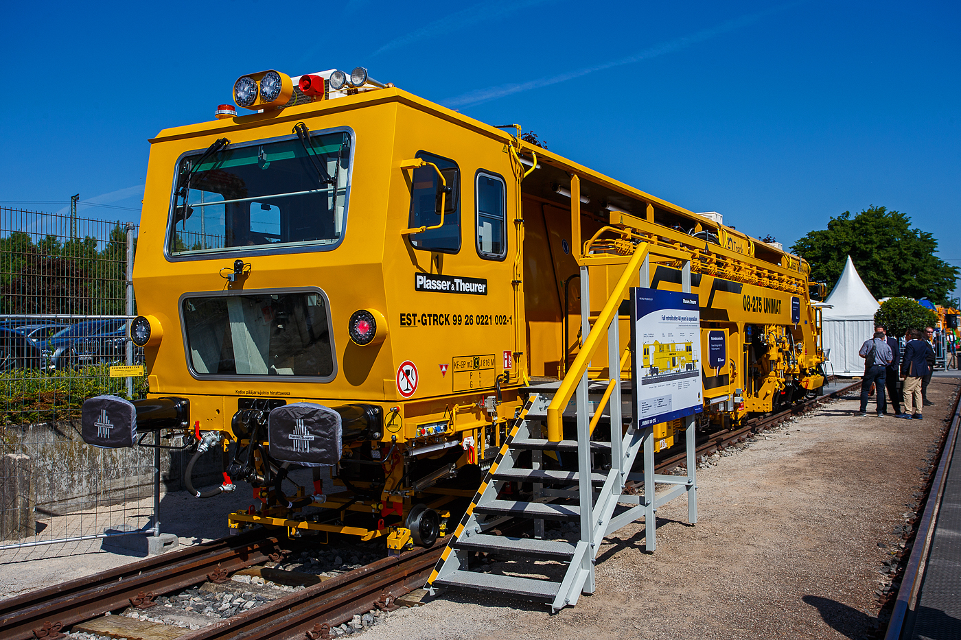 Nach fast 40 Jahren im Einsatz, nach erfolgreichen Retrofit/Modernisierung bald wieder im Einsatz. Plasser & Theurer präsentierte auf der 29. Internationale Ausstellung Fahrwegtechnik 2025 (iaf) in Münster (hier am 20 Mai 2025) die Retrofit/Modernisierte Breitspur Universalstopfmaschine 08 - 275 UNIMAT (Baujahr 1985), EST-GTRCK 99 26 0221 002-1, der estnischen Gleisbauunternehmen GoTrack.

Retrofits von Plasser & Theurer überzeugen immer mehr Kunden. 2023 entschied sich auch das estnische Gleisbauunternehmen GoTrack, einen Unimat 08-275 mit Baujahr 1985 komplett überholen und modernisieren zu lassen. 

GoTrack ist eines der größten Bahninfrastruktur-Unternehmen in Estland. Gegründet im Jahr 2005, schloss es bereits eine Vielzahl unterschiedlicher Projekte erfolgreich ab: Verlegung neuer Schienen, Wartung bestehender Gleise, Design und Bau von Zugsicherungssystemen, Oberleitungen und Bahnübergängen. Dabei setzte das dynamische und qualitätsbewusste Team seit Langem auch auf Maschinen Plasser & Theurer aus Linz/Donau (A). Bisher wurden nur gebrauchte Maschinen zumeist in Finnland erworben (die Spurweiten in Estland und Finnland sind ja fast gleich, 1.520 mm bzw. 1.524 mm) und in den eigenen Werkstätten in Schuss gehalten. Die erforderlichen Ersatzteile wurden in der Regel direkt von Plasser & Theurer bezogen. Daraus entwickelte sich im Lauf der Jahre eine erfolgreiche Partnerschaft.

Im Jahr 2021 erhielt Plasser & Theurer eine Anfrage von Ersatzteilen für die große Überholung von dem Unimat 08-275 mit Baujahr 1985. Die Arbeiten wollte GoTrack wie gewohnt vom eigenen Personal vor Ort durchführen lassen. Aus der Anfrage wurde jedoch ein Gespräch über die Möglichkeiten, die P&T im Rahmen einer derartigen Überholung anbieten konnten. Das Thema „Retrofit“, also Überholung inklusive Modernisierung, kam auf den Tisch. Und es sollte nicht lange dauern, bis die Fachleute von GoTrack erkannten, dass die Vorteile dieses Angebots klar überwogen

Umfassende Überholung und Einbau moderner Komponenten
Nach der Vertragsunterzeichnung wurde der Unimat 08-275 im Juli 2024 noch in Estland bei GoTrack komplett demontiert und am Ende des Monats in Linz angeliefert. Von der Originalmaschine blieben nur der Fahrgestellrahmen, der Dieseltank und der Hydrauliktank sowie die drei Kabinen.

Die Liste an Komponenten, die eingebaut wurden, umfasste zahlreiche Bauteile:
•	Komplett neues Design und neue ergonomische Ausstattung für drei Kabinen (inklusive Heizsysteme, Klimaanlagen und Scheibenheizungen)
•	Neuer Dieselmotor
•	Generalüberholte Drehgestelle
•	Generalüberholtes Bremssystem
•	Neues Hydrauliksystem
•	Neues Elektriksystem inklusive Umrüstung auf LED-Lichtsystem
•	Upgrade auf SmartALC und DRP
•	Generalüberholte Stopfaggregate
•	Drehzahlsteuerung für die Stopfaggregate
•	Generalüberholtes Hebe- und Richtaggregat

TECHNISCHE DATEN:
Spurweite: 1.520 mm (Breitspur)
Länge über Puffer: 19.140 mm
Drehzapfenabstand: 11.500 mm
Achsanzahl: 4
Höchstgeschwindigkeit: 90 km/h eigen / 100 km/h geschleppt
Max. Achslast: 13,5 t
Bremse: KE-GP mZ (K)
Bremssohle: J 816
