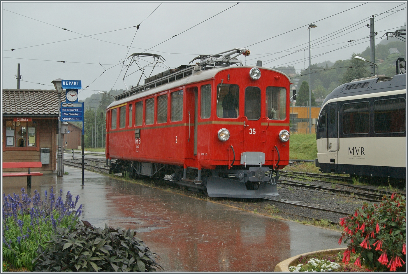 Nach der gelungen optischen Aufarbeitung ist der RhB ABe 4/4 I 35 der Blonay-Chamby Bahn nun auch technisch/mechanisch wieder im bestem Zustand und somit zu meiner Freude wieder zwischen Chamby und Blonay im Einsatz. Der ABe 4/4 I 35 ist als Leermaterialzug von Chaulin gekommen und fährt nun als erster Zug des Tages ins Museum der Blonay-Chamby Bahn.

18. August 2024