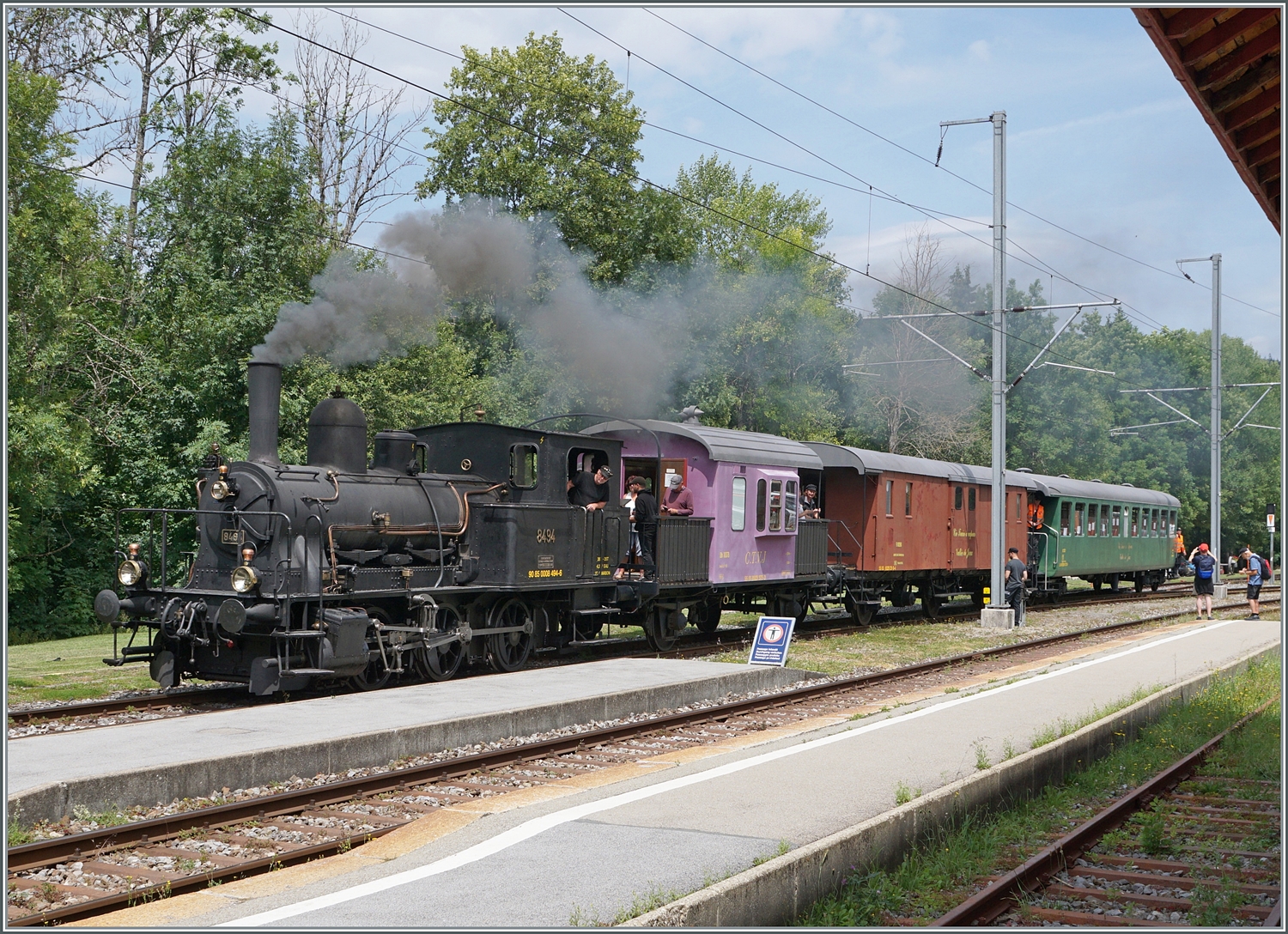 Nach der Kreuzung der beiden SBB RABe 523 S4 Züge in Le Pont ist der Bahnhof leer und die die E 3/3 8494  Tigerli  (UIC 90 85 0008 494-6) wird mit ihrem Zug für die Nachmittagsfahrt nach Le Brassus bereitgestellt.

23. Juli 2023