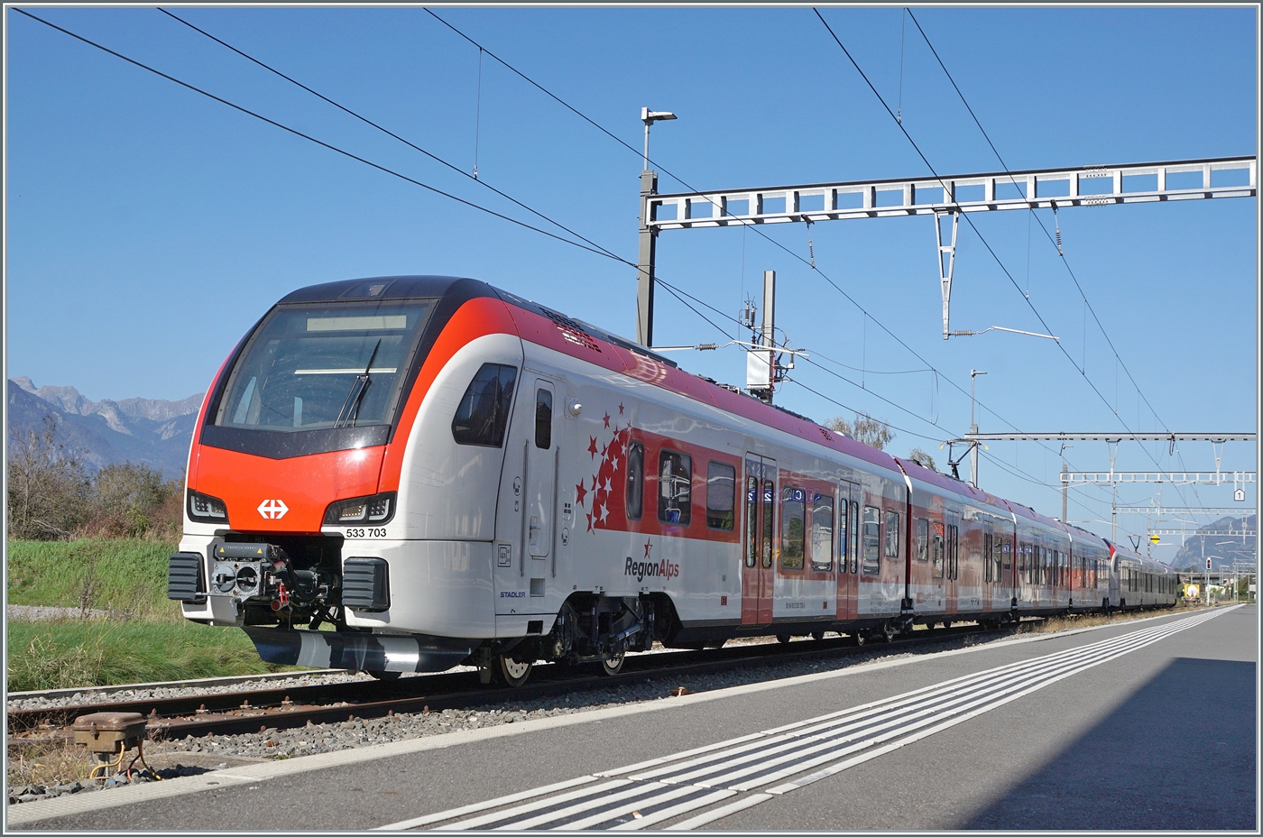 Nach längerem Suchen endlich gefunden bzw. die Gelegenheit bekommen ein Foto zu bekommen: in Bex steht der neue RegionAlps RABe 533 703. Dahinter der SBB RABe 531 002. Interessanter weise ist der  RegionAlpes Triebzug unterschiedlicher Farbgebung, einer anderen Einteilung der 1. Klasse und einer anderen Baureihen Bezeichnung ein SBB Triebzug, wie jedenfalls die UIC Nummer verkündet: RABe 94 85 0 533 703-0 CH-SBB. 

30. Oktober 2024

