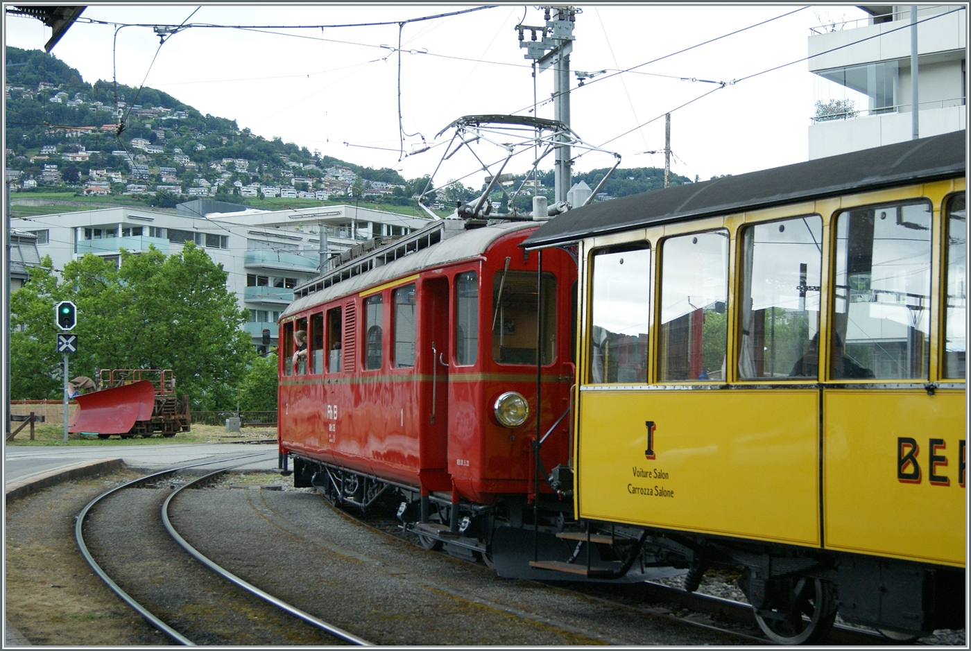 Nach der Revision ist der Bernina RhB ABe 4/4 N° 35 der Blonay Chamby Bahn wieder im Einsatz. Das Bild zeigt den Triebwagen bei seiner ersten Fahrt nach der Aufarbeitung mit den Riviera Belle Epoque Express beim Verlassen des Bahnhof von Vevey in Richtung Chaulin. 

30. Juni 2024