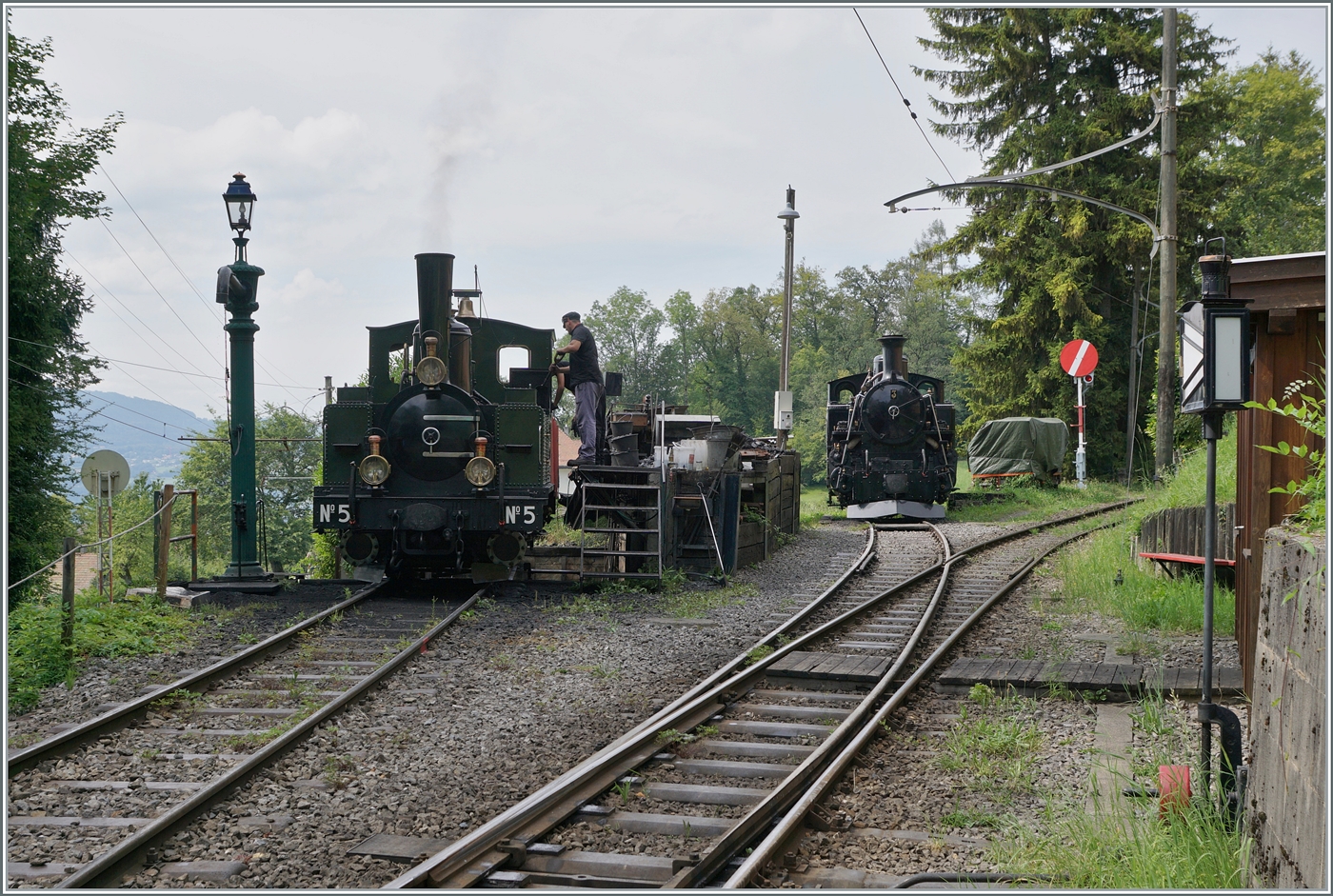 Nachdem die BDF HG 3/4 N° 3 der Blonay - Chamby Bahn aus der Revision von Meningen zur BC zurückgekehrt ist, hat sie von der SEG G 2 2/2 105 die Hauptlast der Dampfzüge übernommen. Doch hin und wieder wird auch die LEB G 3/3 N° 5 (Baujahr 1890) eingesetzt, so an diesem Augusttag. Die LEB G 3/3 N° 5 in der Lokbehandlung von Chaulin, wo sie für die nächste Fahrt nach Blonay vorbereitet wird. 4. Augst 2024