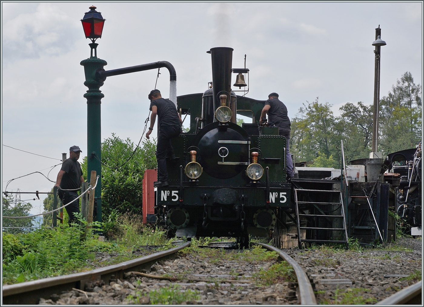 Nachdem die BDF HG 3/4 N° 3 der Blonay - Chamby Bahn aus der Revision von Meningen zur BC zurückgekehrt ist, hat sie von der SEG G 2 2/2 105 die Hauptlast der Dampfzüge übernommen. Doch hin und wieder wird auch die LEB G 3/3 N° 5 (Baujahr 1890) eingesetzt, so an diesem Augusttag. Die LEB G 3/3 N° 5 in der Lokbehandlung von Chaulin, wo sie für die nächste Fahrt nach Blonay vorbereitet wird.

4. Augst 2024
