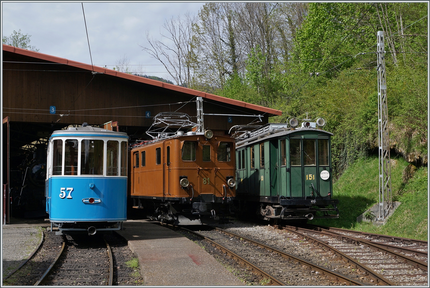 Nachdem die Bernina Bahn Ge 4/4 81 der Blonay Chamby Bahn ihren Extrazug nach Chamby brachte kehrt sie als Lokfahrt nach Chaulin zurück und zeigt sich im bunten Umfeld historischer Strassenbahnfahrzeuge.

5. Mai 2024