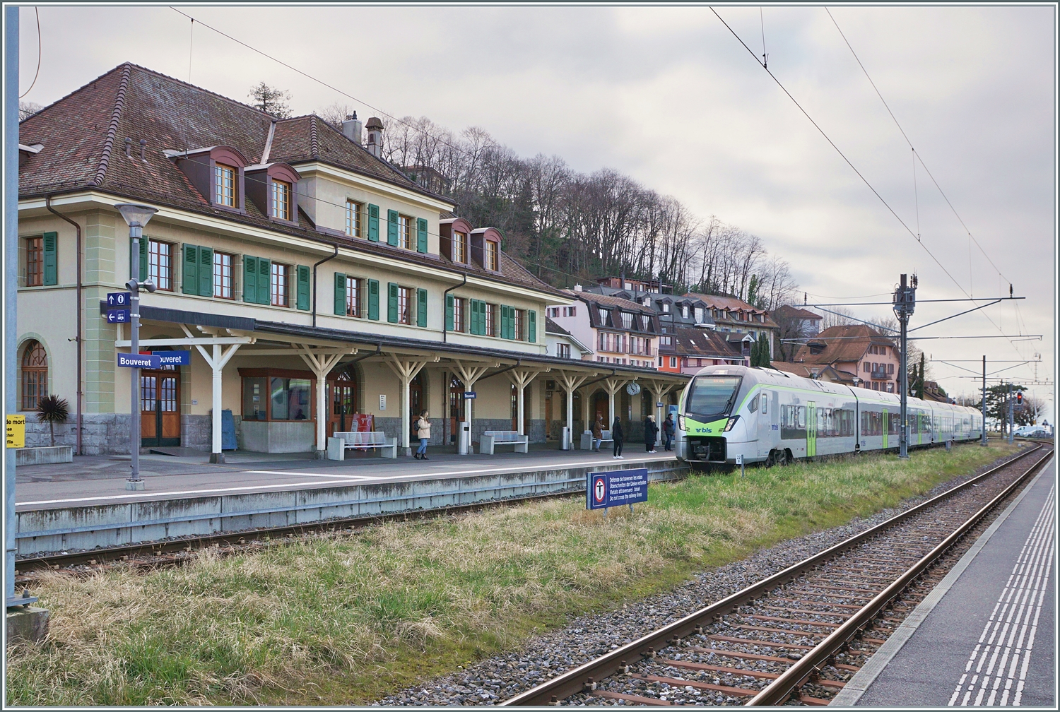 Nachdem der BLS RABe 528 109 einige Zeit in St-Gingolph gestanden hat, nimmt er die lange Fahrt als R 91 6125 nach Brig in Angriff und erreicht Bouveret, den ehemaligen Grenzbahnhof und östlichste Station am Genfer See. 

4. März 2024