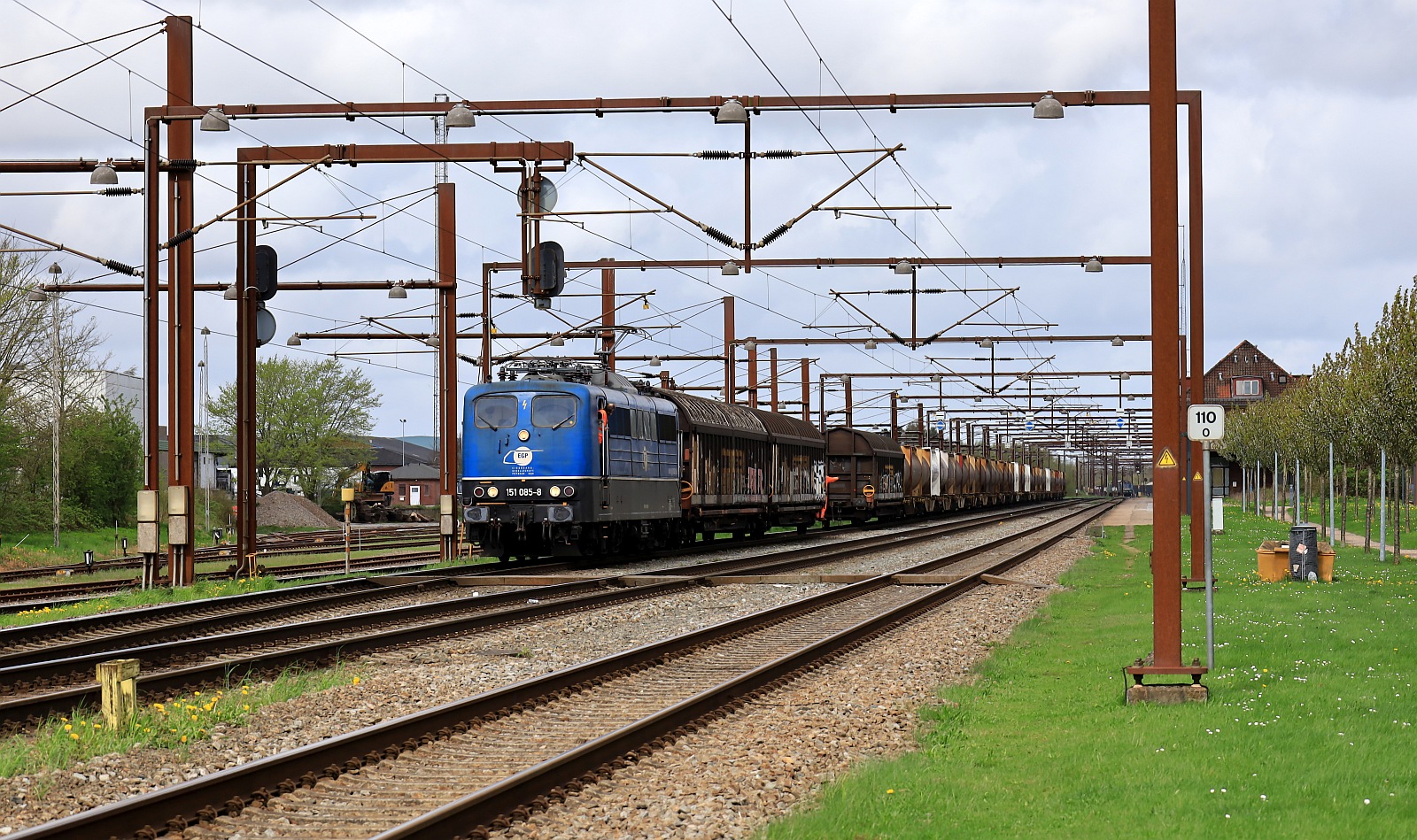 Nachdem der schadhafte Wagen abgestellt war wurde der Zug wieder komplettiert und wartete dann nach erfolgter Bremsprobe auf Ausfahrt. Pattburg/DK 14.04.2024