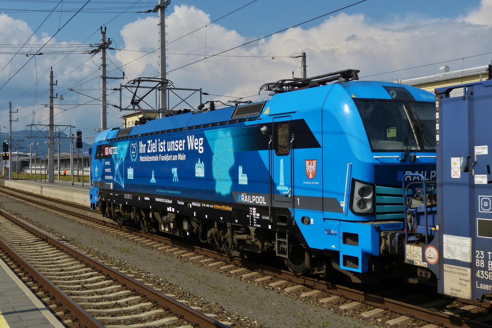 Nachschuss auf Railpool Lok 193 813, diese muss kurz mit einen langen Autozug im Bahnhof von Graz halt machen. 02.06.2023