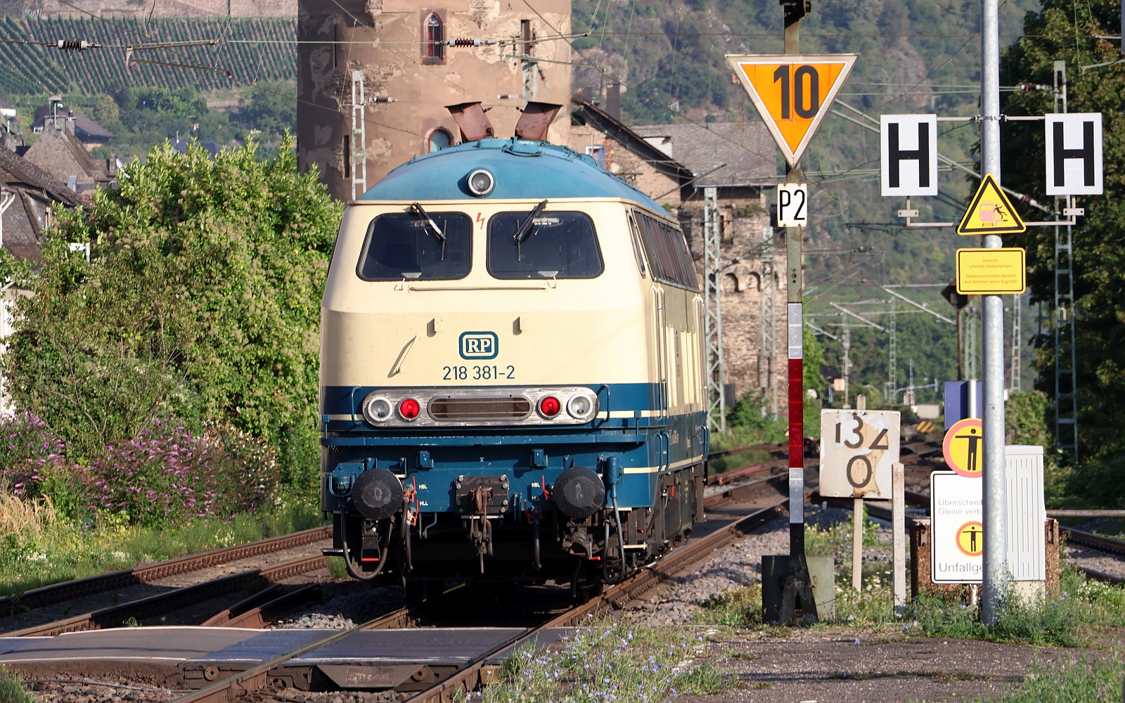Nachschuss auf die RP 218 381-2 die am morgen des 13.08.2025 zügig durch Oberwesel dieselte. Nachschuss auf die RP 218 381-2 die am morgen des 13.08.2025 zügig durch Oberwesel dieselte.