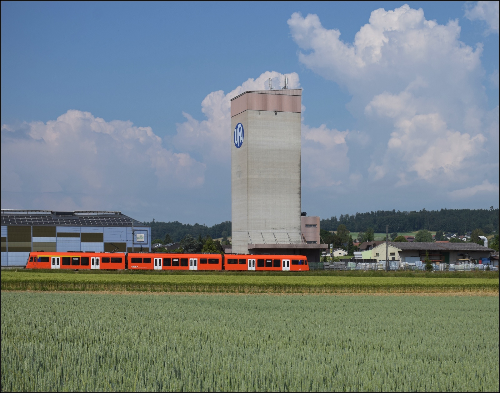 Next RABe 4/12 27 beim Bahnhof Lohn-Lüterkofen. Juni 2023.