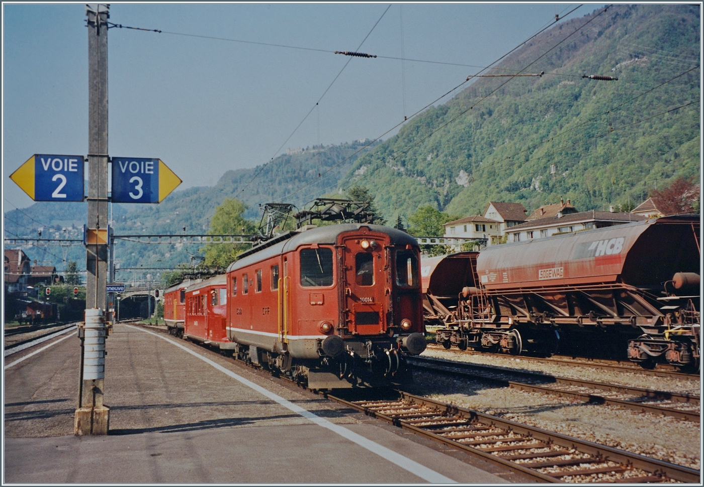 Nicht im Sinne des Erfinders: Der für die Jubiläumsfeiern  150 Jahre Schweizerbahnen  vorgesehene Rote Pfeil der OeBB erlitt einen Defekt. Kurzerhand wurden zwei Re 4/4 I aufgeboten, welche den  Roten Pfeil  RBe 2/4 202 von Lausanne nach Villeneuve und und zurück beförderten. 

Analogbild, Mai 1997