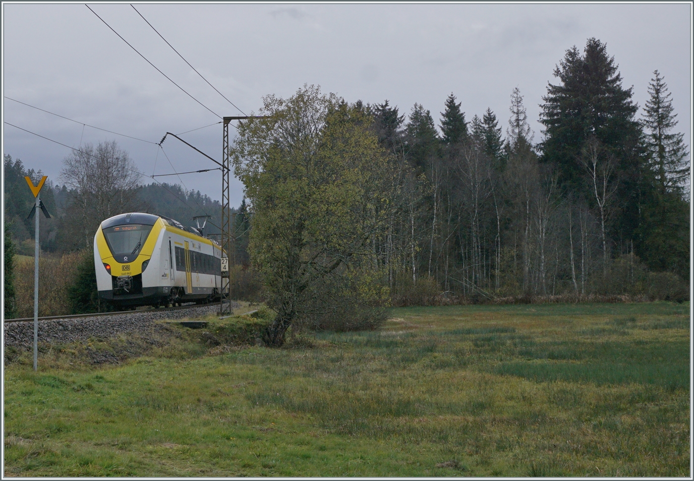 Noch ein weiteres Bild der beiden DB 1440 174 und 862, die als S 1 9618 von Seebrugg nach Breisach unterwegs sind. Auch hier bemerkenswert der noch aus Anfangszeit der Elektrifizierung stammende Fahrleitungsmast, der ursprnglich mit 20000 Volt 50 Hertz gespiesenen Strecke.

14. November 2022