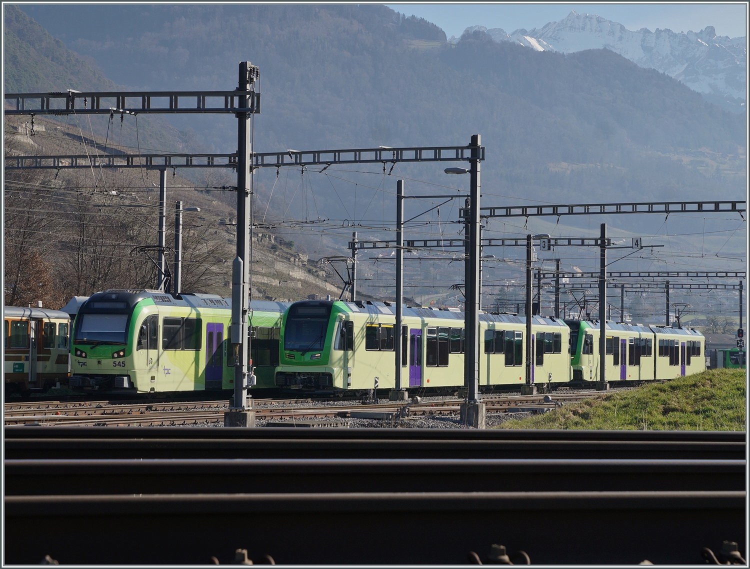 Noch einmal die neuen ABe 4/8, diesem im direkten Vergleich zum Beh 2/6 545 im TPC Dépôt En Châlet bei Aigle. 

4. Feb. 2024 