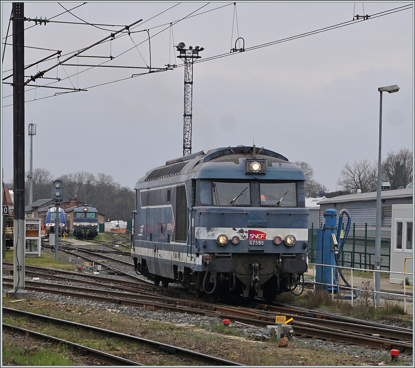 Noch einmal wollte ich die Gelegenheit nutzen (und dies wohl zum letzten Mal), die SNCF BB 67500 im Plandienst zu fotografieren. 
Text und Bild sind schon bekannt, nur die Lok ist diesmal eine andere: in Strasbourg kommt die SNCF BB 67591 aus dem Dépôt gefahren während im Hintergrund noch knapp die SNCF BB 67511 zu erkennen ist. 

12. März 2024