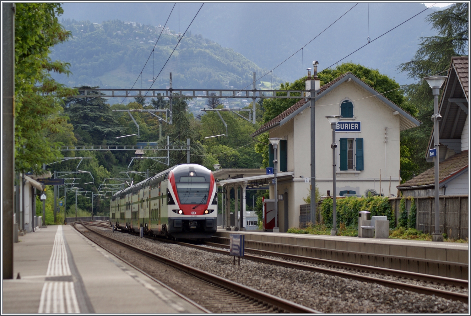Noch einmal zwei Bilder vom  romantischen  Bahnhof Burier, welcher von dieser Seite her wirklich noch etwas wohltuende Nostalgie ausstrahlt. Selbst das Bahnsteigdach steht noch. Am Bahnsteig zu sehen, der SBB RABe 511 102 auf der Fahrt in Richtung Lausanne. 

7. Sept. 2022