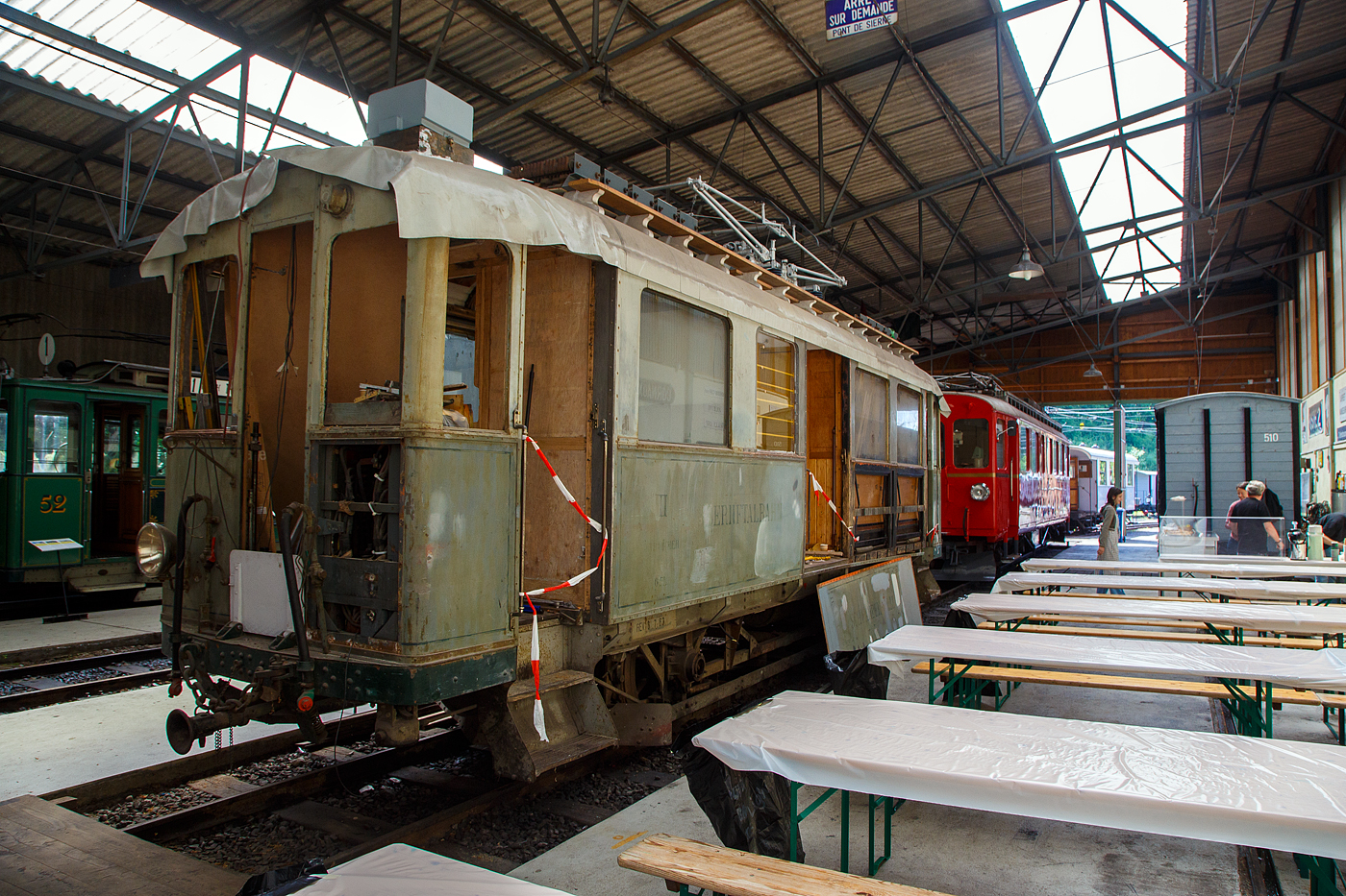 Noch in der Restaurierung (Aufarbeitungsfase) der 2./3. Klasse elektrische Personentriebwagen mit Gepckabteil der ehemalige Sernftalbahn SeTB  BCFe 2/2 4 der Museumsbahn Blonay–Chamby, am 27.05.2023 in der Halle der (BC) in Chaulin.

Der Personen- und Gepcktriebwagen wurde 1928 von der SIG (Schweizerische Industrie-Gesellschaft) in Neuhausen am Rheinfall und der elektrische Teil ist von der MFO (Maschinenfabrik Oerlikon gebaut, und an die SeTB geliefert. Die Sernftalbahn (SeTB) war eine elektrische Meterspurbahn (1.000 mm) im Schweizer Kanton Glarus, sie bestand von 1905 bis 1968) und fhrte, meist auf der Talstrae, von Schwanden aus durch das Sernftal 13,8 Kilometer entlang des namensgebenden Flusses aufwrts bis nach Elm. Die Triebwagen wurden mit Gleichstrom (750  V, spter 800 V) aus einem eigenen Wasserkraftwerk und einer Dieselmotor-Generatoren-Gruppe angetrieben. Die Betriebsleitung befand sich in Engi in der Mitte der Strecke. Nach der Einstellung der Bahn wurde der Triebwagen, wie auch der Personenwagen BC 13 und der Gterwagen K 31, 1969 an die Museumsbahn Blonay–Chamby (BC) abgegeben.

TECHNISCHE DATEN:
Spurweite: 1.000 mm
Achsfolge: A’A’
Lnge ber Puffer : 10.420 mm
Achsstand: 4.700 mm
Triebraddurchmesser: 860 mm (neu)
Eigengewicht: 15,2 t 
Leistung: 2  64 kW = 128 kW (2 x 87 PS = 174 PS)
Getriebebersetzungen: 1:5,92
Zul. Hchstgeschwindigkeit: 30 km/h 
Stromsystem: ursprnglich 850 V DC (Gleichstrom) / bei der BC 1.000 V
Stromabnehmer: 1 Scheren-Stromabnehmer, Bettigung ber Schnur
Max. Neigung : 68 ‰  (SeTB)
Sitzpltze: 6 (2. Klasse), 12 (3. Klasse) 
Gepckabteilgre: 4 m
Max. Gepck Zuladungsgewicht: 3,0  t

Quellen: BC