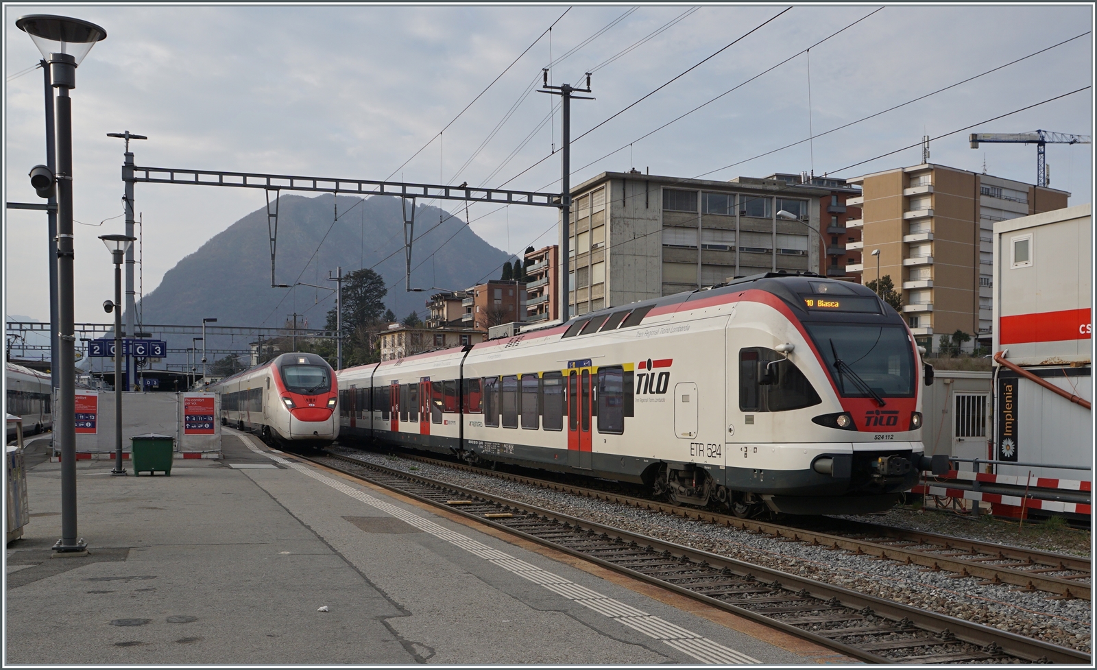 Noch verkehren einige TILO RABe 542 in der  alten  Lackierung, so wie der hier in Lugano ausfahrende RABe 524 112 als S10 nach Biasca. 

13. März 2023