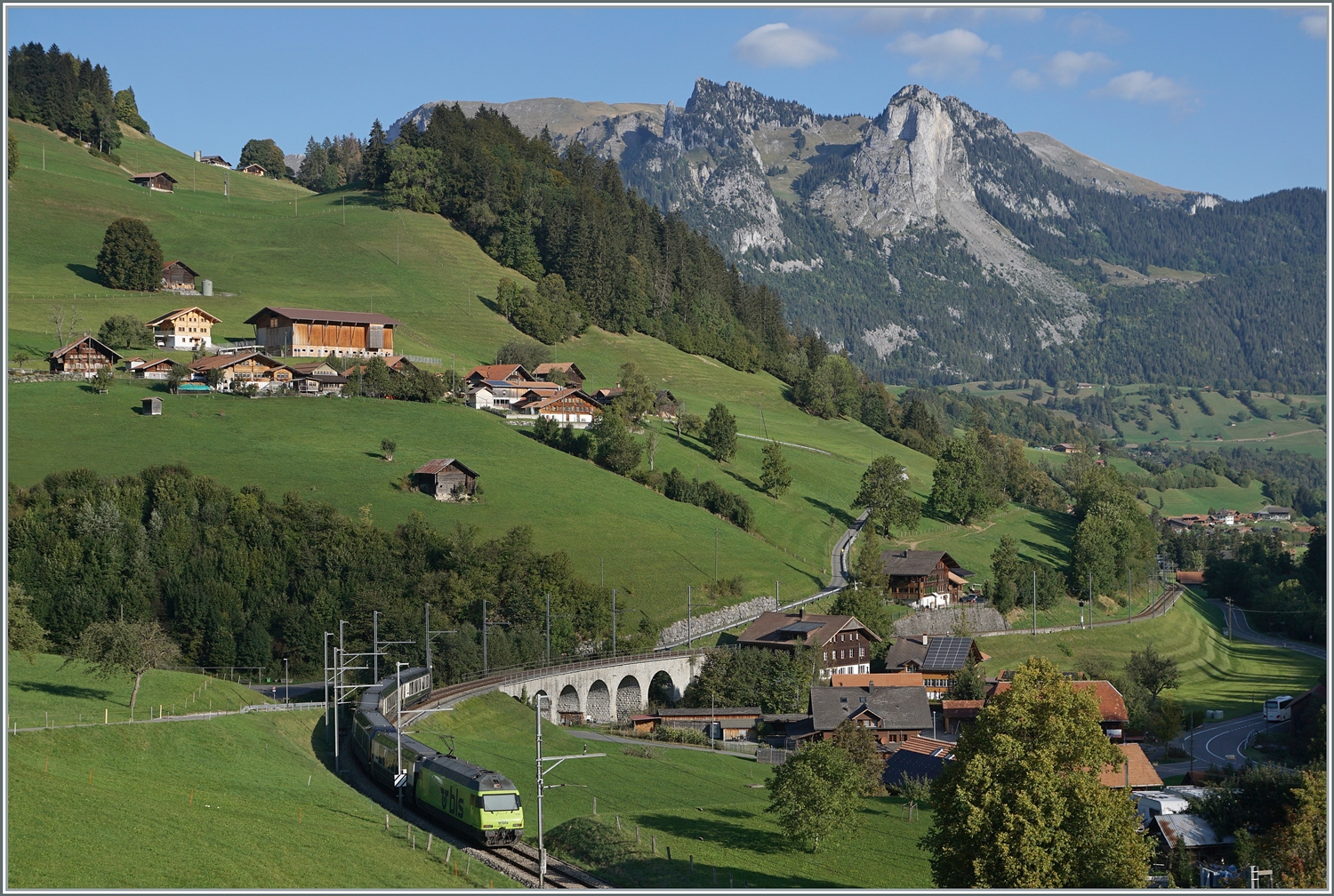 Nocheinmal der GoldenPass Express GPX 4064 von Montreux nach Interlaken Ost, nun durch den  Interface  Wagen und die BLS Re 465 014 ergnzt, whrend die MOB Ge 4/4 8001 in Zweisimmen fr die Rckleistung nach Montreux auf den Gegenzug wartet. 
Das Bild entstand bei Garstatt. 

29. Sept. 2023