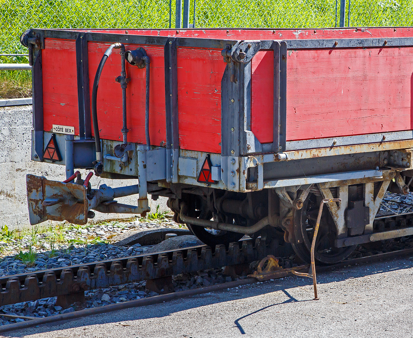 Nochmal als Detailbild der zweiachsige Güterwagen TPC / BVB Kkm 716  (ex BGVC  L 156, später BVB L 216) am 10 September 2023 abgestellt in Villars-sur-Ollon.

Hier kann man gut das Bremszahnrad erkennen.
