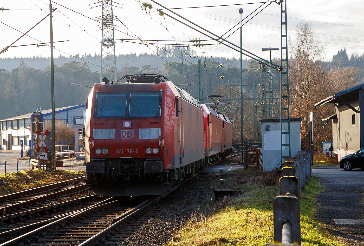 Nochmal als Nachschuss mit Gegenlicht...
Die 152 069-1 (91 80 6152 069-1 D-DB) der DB Cargo AG fährt am 28.01.2023 als Lokzug, mit zwei Bombardier TRAXX F140 AC1 am Haken, durch Scheuerfeld (Sieg) in Richtung Köln.

Am Haken waren die DB185 013-0 (91 80 6185 013-0 D-DB) und dahinter die DB 185 179-9 (91 80 6185 179-9 D-DB).

Lebensläufe der Lok:
• Die Siemens ES64F (152 069-1) wurde 1999 noch von Krauss-Maffei in München-Allach unter der Fabriknummer 20196 gebaut.
• Die TRAXX F140 AC1 (185 013-0) wurde 2001 von ADtranz (ABB Daimler-Benz Transportation GmbH) in Kassel unter der Fabriknummer 33410 gebaut. 
• Die TRAXX F140 AC1 (185 179-9) wurde 2004 von Bombardier in Kassel unter der Fabriknummer 33662 gebaut.