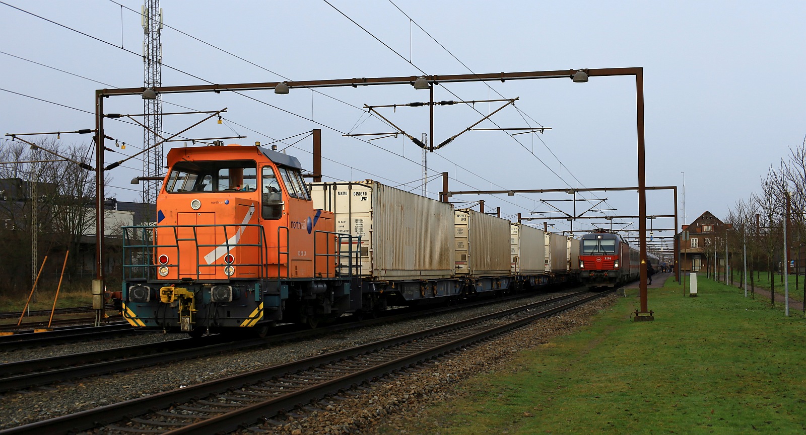 Northrail/TXL 322 220 127 (ex DSB MK 608) bringt hier den Northliner KLV aus dem Terminal in den Bhf Pattburg. 15.12.2023