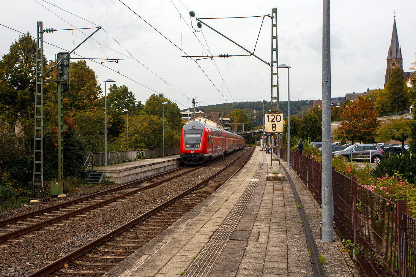 Nun ist endlich auch die Siegstrecke (KBS 460) wieder durchgängig offen. Wegen einer Gleisabsenkung in Höhe Etzbach, war sie zwischen Wissen und Au (Sieg) wochenlang gesperrt. 

Steuerwagen voraus erreicht der RE 9 rsx - Rhein-Sieg-Express (Siegen – Köln – Aachen) am 09.10.2023 den Bahnhof Kirchen (Sieg). Schublok war die 111 093-1 der DB Regio NRW bzw. der DB-Gebrauchtzug.