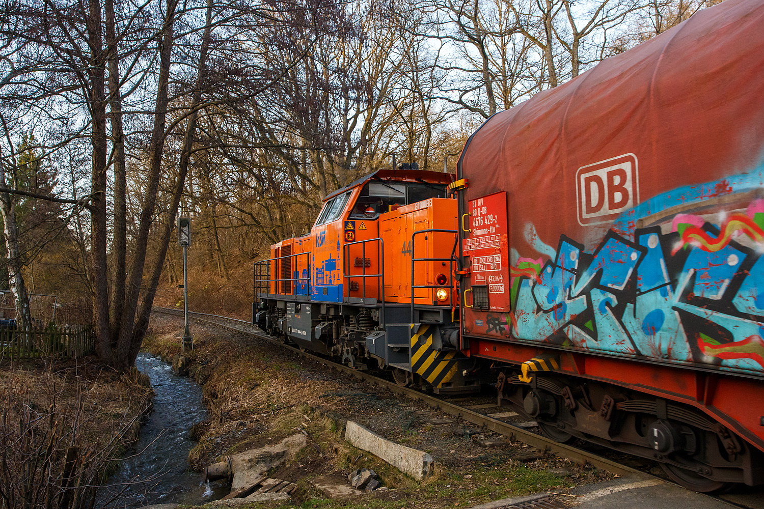 Nun fährt die KSW 44 (92 80 1271 004-4 D-KSW), eine MaK G 1000 BB der KSW (Kreisbahn Siegen-Wittgenstein) am 26 Februar 2026 in Neunkirchen-Salchendorf mit weiteren 4 beladenen Coilwagen hinauf zum Pfannenberg (ehemals Grube Pfannenberger Einigkeit), wo sich heute die Produktionshallen der EMW Stahl Service GmbH, ein Geschäftsbereich der SCHÄFER WERKE Gruppe befinden.