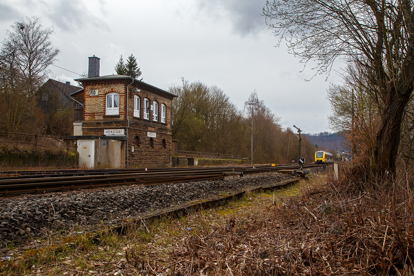 Nun fahren die Triebwagen der HLB RB 96 „Hellertalbahn“ auch endlich wieder den Bahnhof Herdorf an. Leider ist aber dann in Herdorf am Hp Königstollen Schluss, ab dort gibt es dann von und nach Betzdorf (Sieg) SEV. Nach dem Hangrutsch (Felssturz) am 23. Dezember 2022 in Herdorf kurz hinter dem Hp  Königsstollen (bei km 88,4), ist der Abschnitt nach Betzdorf weiterhin bis mindestens bis zum kleinen Fahrplanwechsel am 11. Juni 2023, gesperrt. Aber diese ungewöhnliche Führung bis zum Hp  Königsstollen, über den Bahnhof Herdorf hinaus ist nötig, denn in den nächsten Tagen sollen die der Abriss und der Neubau der „Hellerbrücke“ der Hellerstraße (bei „Steinaus Eck“) beginnen und der SEV wäre so nur noch über Daaden oder Kirchen möglich.

Der VT 506 (95 80 1648 106-0 D-HEB / 95 80 1648 606-9 D-HEB), ein Alstom Coradia LINT 41 der neuen Generation / neue Kopfform, der HLB (Hessische Landesbahn GmbH) verlässt am 20.03.2023, als RB 96 „Hellertalbahn“ nach Neunkirchen (Kr. Siegen), den Bahnhof Herdorf.

Links das 1901 gebaute mechanische Weichenwärter Stellwerk Herdorf ost (Ho). Die beiden Stellwerke in Herdorf (Hf und Ho) sind in der Bauform Jüdel. Die Stellwerke der Bauform Jüdel (Max Jüdel & Co, Braunschweig) sind neben der Einheitsbauform am häufigsten in Deutschland anzutreffen. Viele andere Stellwerkshersteller haben Jüdel-Stellwerke in Lizenz gefertigt und dabei mehr oder weniger starke Änderungen vorgenommen.