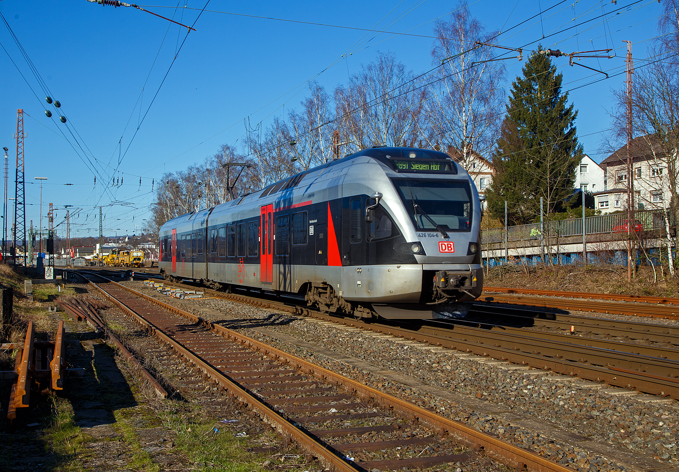 Nun mit DB-Logo....
Der für die DB Regio NRW fahrende 2-teilige Stadler FLIRT – 426 104-6 / 826 104-2 (94 80 0826 104-2 D-DB / 94 80 0426 104-6 D-DB), ex Abellio Rail NRW - ET 22 2105, hat am 13.02.2023, als RB 91  Ruhr-Sieg-Bahn  Hagen – Siegen, den Bahnhof Kreuztal verlassen und fährt weiter in Richtung Siegen.

Nach der Insolvenz der Abellio Rail NRW GmbH übernahm, zum 01.02.2022 die DB Regio NRW das Ruhr-Sieg-Netz (RE 16 und RB 91) und auch die Stadler FLIRT dieser Linie. Wobei die Triebzüge der CBRail Leasing s.à.r.l. (Luxembourg) gehören und nun weiter von der DB Regio geleast sind.

Der Triebzug wurde 2007 von Stadler Pankow GmbH in Berlin unter den Fabriknummer 37662 gebaut.
