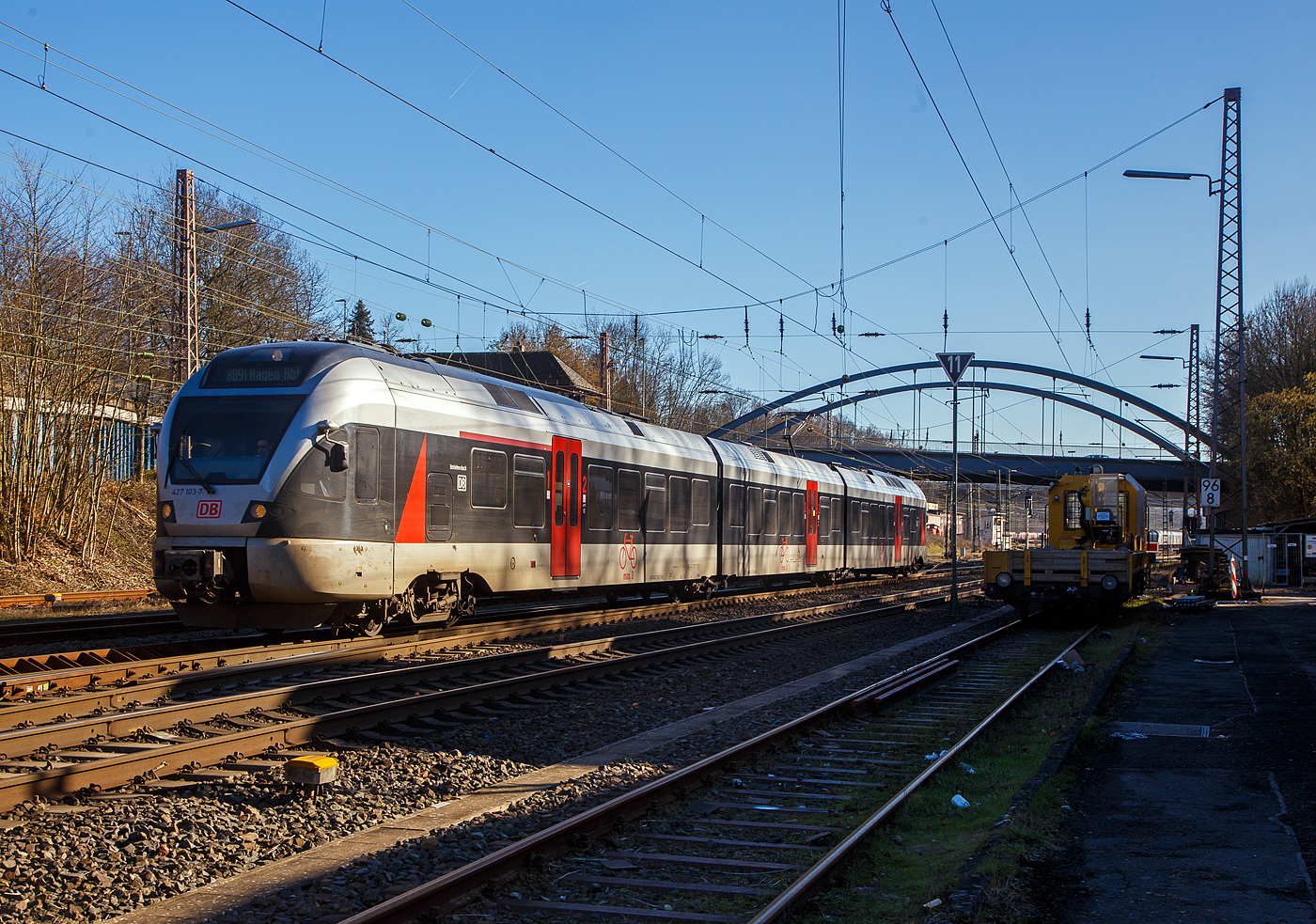 Nun mit DB-Logo....
Der für die DB Regio NRW fahrende 3-teilige Stadler FLIRT – 427 103-7 (94 80 0427 103-7 D-DB / 94 80 0827 103-3 D-DB / 94 80 0427 603-6 D-DB) erreicht am 13.02.2023, als RB 91  Ruhr-Sieg-Bahn  (Siegen - Hagen), bald den Bahnhof Kreuztal. 

Der FLIRT ist der ex ET 232104  Hagen , ex ET 23004, Abellio Rail NRW GmbH, nach deren Insolvenz übernahm, zum 01.02.2022, die DB Regio NRW das Ruhr-Sieg-Netz (RE 16 und RB 91) und auch die Stadler FLIRT dieser Linie. Wobei die Triebzüge der CBRail Leasing s.à.r.l. (Luxembourg) gehören und nun weiter von der DB Regio geleast sind.

Der Triebzug wurde 2007 von Stadler Pankow GmbH in Berlin unter den Fabriknummer 37667 gebaut.
