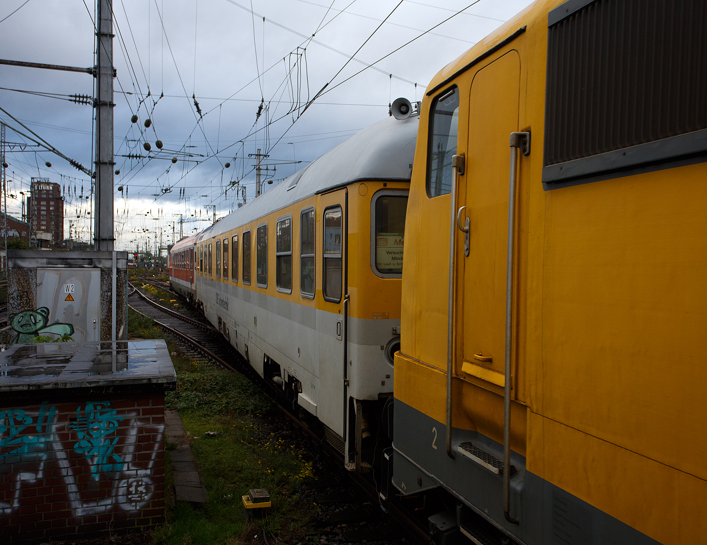 Nun schiebt die 111 059-2 (91 80 6111 059-2 D-DBMP) der DB InfraGO AG, ex DB Netz AG / DB Netz Instandhaltung – Fahrwegmessung am 21 Oktober 2025, den Messzug der DB Systemtechnik GmbH (Minden/Westf.), vom Hauptbahnhof Köln in Richtung Hansaring. Der Zug bestand aus dem Einheitsmesswagen D-DB 63 80 99-92 007-3 Dienstüm 313 und dem Steuerwagen D-DB 73 80 80-91 310-1 Bpmbdzf 296.3.