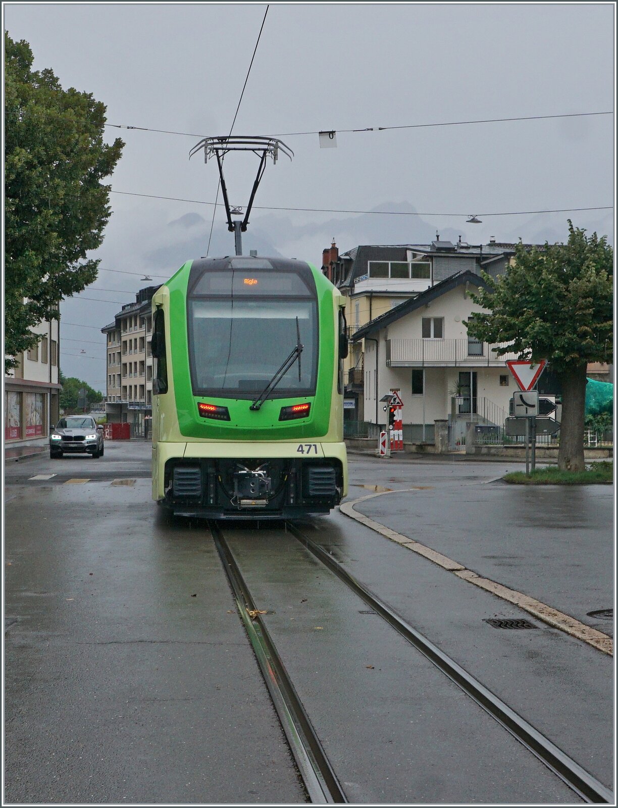 Nun sind bei der ASD die TPC ASD ABe 4/4 im Planeinsatz: in den Strassen von Aigle fährt der ASD ABe 4/8 471 als R71 431 von Les Diablerets kommend dem Bahnhofvon Aigle entgegen. 

21. Juli 2024