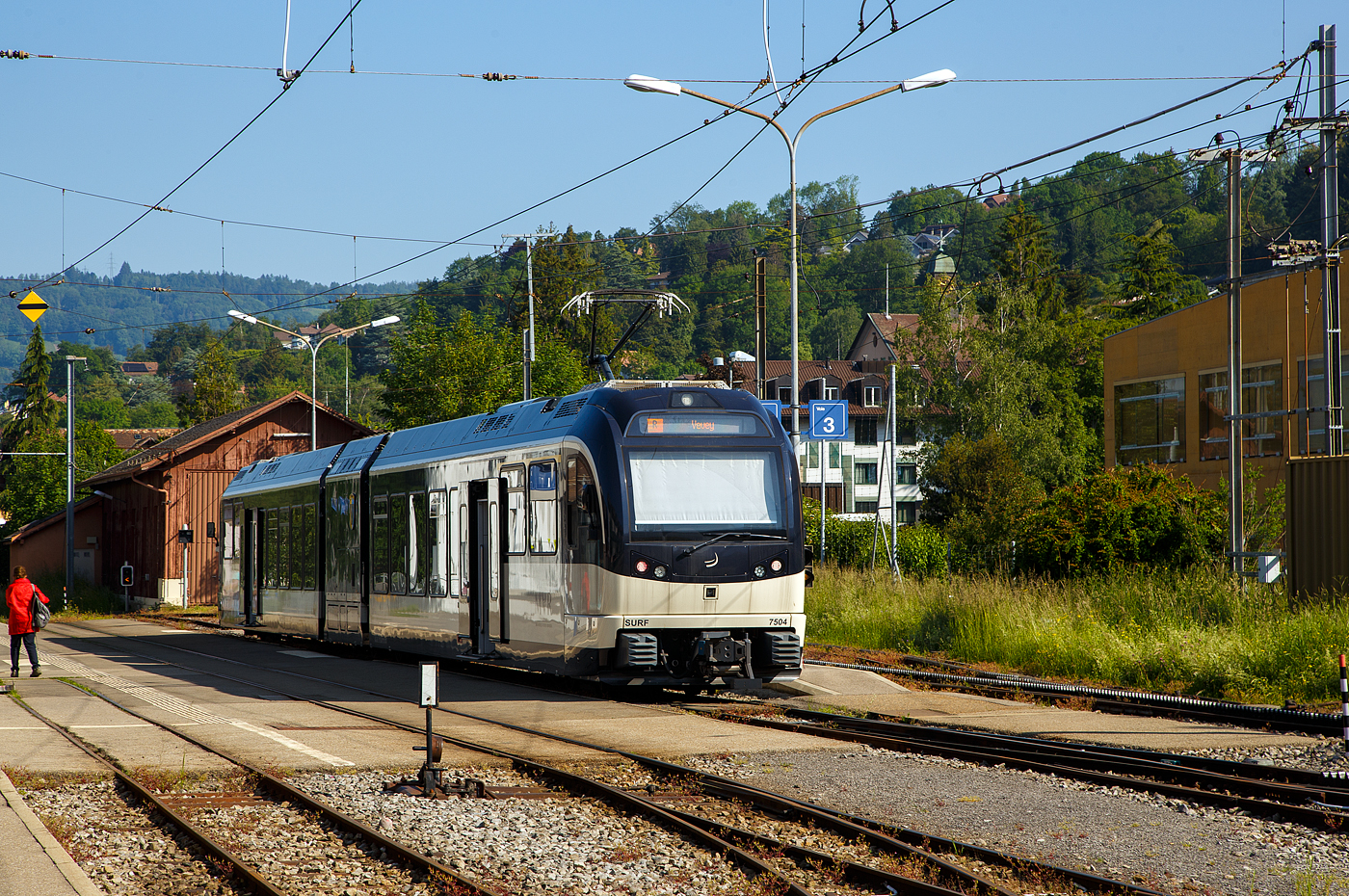 Nun steht der MVR (ex CEV) SURF ABeh 2/6 7504  Vevey , als Regionalzug nach Vevey am 27.05.2023 im Bahnhof Blonay zur Abfahrt bereit. 

SURF steht für Série Unifiée Romande pour Réseau Ferré métrique (Einheitliche Serie für das Westschweizer Meterspurige Schienennetz). Diese ab 2015 gebaute meterspurige Triebzüge mit gemischtem Adhäsions- und Zahnradbetrieb gehören zu den Stadler GTW der 4. Generation.
