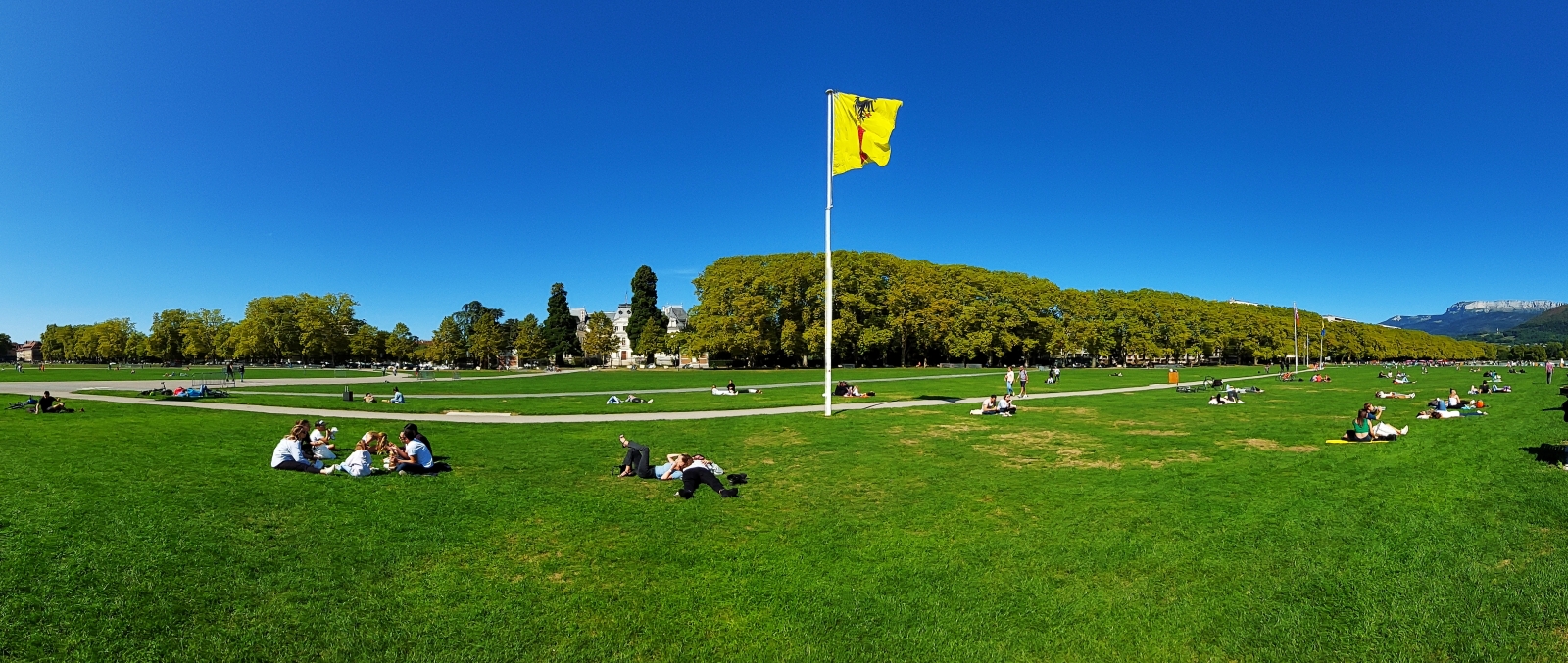 Panoramafoto aufgenommen am linken Seeufer des Sees von Annecy. 09.2022