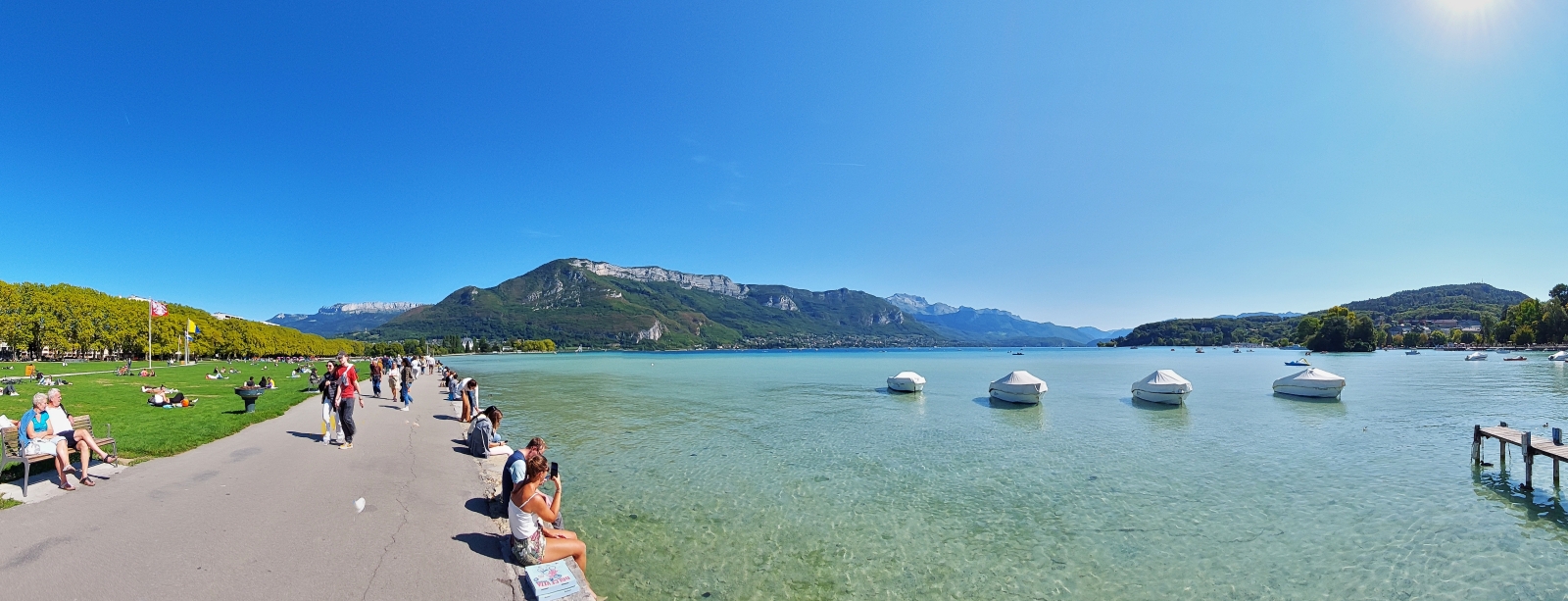 Panoramafoto vom Ufer und dem See von Annecy, aufgenommen am linken Seeufer des Sees. 09.2022