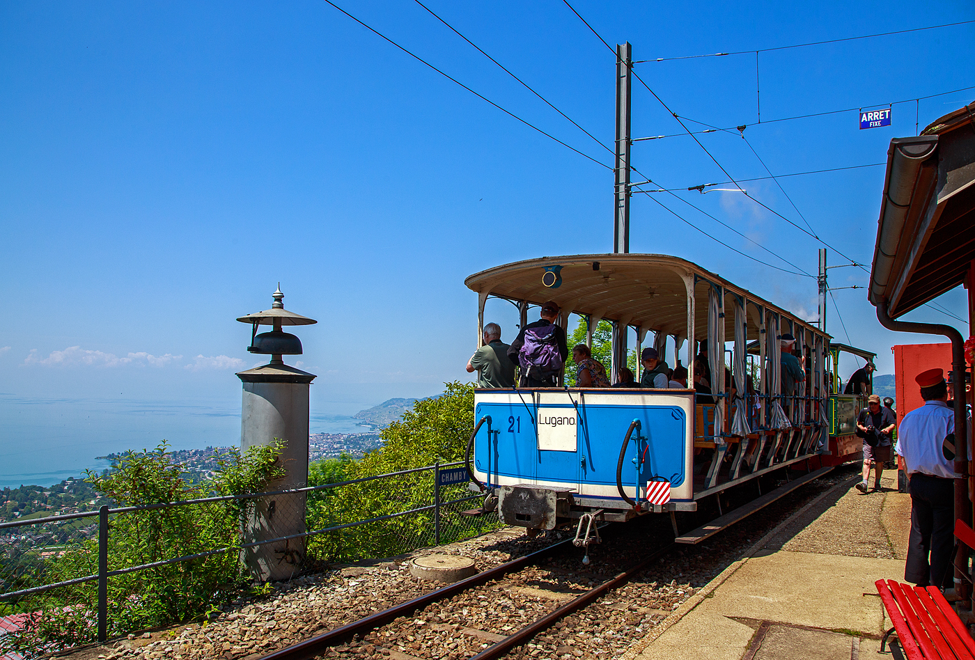 Pfingsten 2023 (Samstag 27. bis Montag 29. Mai 2023) fand bei der Museumsbahn Blonay–Chamby das Schweizer Dampffestival 2023 / Festival suisse de la Vapeur 2023 statt.

Bahnhof Chamby ber dem Genfersee am 27. Mai 2023, die G 2/2 Nr. 4 (020T) Krauss-Kastendampflok (Tramlok), ex Rimini-Novalfeltria (I), der Museumsbahn Blonay–Chamby, hat gerade mit dem vorgestellten zweiachsigen haboffenen Personenwagen (Sommerwagen) ex LCD C 21 den Bahnhof erreicht. 

Links ein Lutewerk, der Zug steht auf der Strecke (KBS 115) Blonay–Chamby, sie wird in der Sommersaison von der Museumsbahn BC betrieben und befahren, gehrt aber der Transports Montreux–Vevey–Riviera (MVR, ex CEV). 

Der LCD C2 21 mit dem Spitznamen Giardiniera (Gartenhaus) ist einer der beiden ursprnglichen erhaltenen aber unterschiedlichen zweiachsigen Personenwagen der Lugano-Cadro-Dino-Bahn. Er charakterisiert sich durch die offene Bauweise als Sommerwagen mit durchgehenden in der Fahrtrichtung umlegbaren Rcklehnen der Holzbnken, im Gegensatz zum C2 11, bei dem es sich um einen geschlossenen Personenwagen mit festen Sitzbnken handelt.

Die von Anfang an elektrisch betriebene Lugano-Cadro-Dino-Bahn, abgekrzt LCD, hatte bei ihrer Betriebserffnung 1911 gerade sieben Fahrzeuge, vier baugleiche Triebwagen und drei unterschiedliche Personen- und Gterwagen.1943 wurden zwei zustzliche Sitzbnke auf den damals noch offenen Endplattformen eingefgt und damit die Anzahl Sitzpltze erhht. Im Zusammenhang mit der Klassenreform 1956 wurde der Sommerwagen neu als zum B2 21 bezeichnet.

Whrend in den Lndern des Sdens viele Bahnen offene Fahrzeuge einsetzen, sind diese Fahrzeuge in unseren Breiten doch seltener. Neben der Basler Tram war die Lugano-Cadro-Dino-Bahn (LCD) eine der wenigen in der Schweiz, die solche Fahrzeuge einsetzte. 

Der hier vorgestellte Wagen mit dem Spitznamen „Giardiniera“ (Gartenhaus) ist prominent auf den Werbeprospekten dieser ehemaligen Bahn zu finden. An den Wochenenden nehmen viele Stadtbewohner ihre Pltze an Bord ein und genieen die herrliche Aussicht auf den Luganersee, vorbei an Weinbergen und Kastanienwldern.Von einer touristischen Berufung in den Kinderschuhen hat sich die Eisenbahn im Laufe der Jahre im Zuge ihrer Entwicklung zu einem Vorortdienst entwickelt. Da es immer hufiger zu Konflikten mit dem Autoverkehr kam, wurde der stdtische Endpunkt der Bahn 1967 vor die Tore der Stadt verlegt. Nachdem dieser Abschnitt, der ihn mit dem Stadtzentrum und der Anlegestelle verband, abgetrennt wurde, nahm seine touristische Attraktivitt stark ab, was im Juni 1970 dazu fhrte, dass die Eisenbahn durch eine Busverbindung ersetzt wurde. Die „Giardiniera“ wurde auf dem Platz des alten Bahnhofs von Tesserete, in Erinnerung an andere Tessiner Eisenbahnen, die zur gleichen Zeit verschwanden, als Denkmal abgestellt. Aber stndig dem Wetter ausgesetzt, sind kostspielige Wartungsarbeiten erforderlich, um es in einem gutem Zustand zu erhalten.Aus Sorge um seinen Erhalt verkaufte das Unternehmen Autolinee Regionali Luganesi, der neue Betreiber der ehemaligen Eisenbahnverbindungen der Region, diesen Wagen im Dezember 1990 an Blonay-Chamby. Er wurde dann einer umfassenden berholung unterzogen. Die Achsen, der Boden, die Pfosten, Bnke und ihre schmiedeeisernen Sttzen, Sicherheitsbarrieren und das gesamte Blech wurden erneuert, sodass der Wagen „Giardiniera“ im Sommer 1995 seien Betrieb, mit der ursprnglichen Bezeichnung, wieder aufnehmen konnte. Der Wagen ist mit der ursprnglichen Mittelpufferkupplung, sowie zustzlich zur Vakuumbremse mit einer Druckluftbremse versehen. 2011, anlsslich des hundertjhrigen Bestehens des Wagens, wurde er wieder mit dem ursprnglichen Anstrich versehen.

TECHNISCHE DATEN:
Baujahr: 1911
Hersteller: SWS Schlieren (Schweizerische Wagons- und Aufzgefabrik AG)
Spurweite: 1.000 mm (Meterspur)
Achsanzahl: 2 
Eigengewicht: 5,1 t
Sitzpltze: 50 in der 3. Klasse
