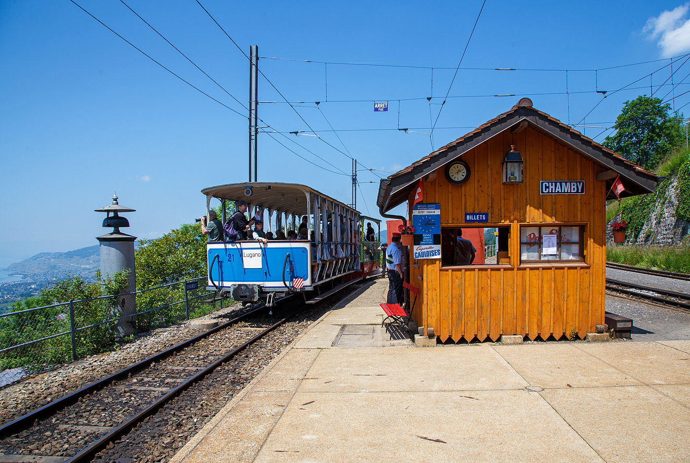 Pfingsten 2023 (Samstag 27. bis Montag 29. Mai 2023) fand bei der Museumsbahn Blonay–Chamby das Schweizer Dampffestival 2023 / Festival suisse de la Vapeur 2023 statt.

Bahnhof Chamby ber dem Genfersee am 27. Mai 2023, die G 2/2 Nr. 4 (020T) Krauss-Kastendampflok (Tramlok), ex Rimini-Novalfeltria (I), der Museumsbahn Blonay–Chamby, hat gerade mit dem vorgestellten zweiachsigen haboffenen Personenwagen (Sommerwagen) ex LCD C 21 den Bahnhof erreicht. 

Links ein Lutewerk, der Zug steht auf der Strecke (KBS 115) Blonay–Chamby, sie wird in der Sommersaison von der Museumsbahn BC betrieben und befahren, gehrt aber der Transports Montreux–Vevey–Riviera (MVR, ex CEV). Recht der Ticketschalter der Museumsbahn und ganz rechts die (Montreux–Berner Oberland-Bahn) MOB Strecke (KBS 120) Montreux–Montbovon–Zweisimmen, 

Der LCD C2 21 mit dem Spitznamen Giardiniera (Gartenhaus) ist einer der beiden ursprnglichen erhaltenen aber unterschiedlichen zweiachsigen Personenwagen der Lugano-Cadro-Dino-Bahn. Er charakterisiert sich durch die offene Bauweise als Sommerwagen mit durchgehenden in der Fahrtrichtung umlegbaren Rcklehnen der Holzbnken, im Gegensatz zum C2 11, bei dem es sich um einen geschlossenen Personenwagen mit festen Sitzbnken handelt.

Die von Anfang an elektrisch betriebene Lugano-Cadro-Dino-Bahn, abgekrzt LCD, hatte bei ihrer Betriebserffnung 1911 gerade sieben Fahrzeuge, vier baugleiche Triebwagen und drei unterschiedliche Personen- und Gterwagen.1943 wurden zwei zustzliche Sitzbnke auf den damals noch offenen Endplattformen eingefgt und damit die Anzahl Sitzpltze erhht. Im Zusammenhang mit der Klassenreform 1956 wurde der Sommerwagen neu als zum B2 21 bezeichnet.

Whrend in den Lndern des Sdens viele Bahnen offene Fahrzeuge einsetzen, sind diese Fahrzeuge in unseren Breiten doch seltener. Neben der Basler Tram war die Lugano-Cadro-Dino-Bahn (LCD) eine der wenigen in der Schweiz, die solche Fahrzeuge einsetzte. 

Der hier vorgestellte Wagen mit dem Spitznamen „Giardiniera“ (Gartenhaus) ist prominent auf den Werbeprospekten dieser ehemaligen Bahn zu finden. An den Wochenenden nehmen viele Stadtbewohner ihre Pltze an Bord ein und genieen die herrliche Aussicht auf den Luganersee, vorbei an Weinbergen und Kastanienwldern.Von einer touristischen Berufung in den Kinderschuhen hat sich die Eisenbahn im Laufe der Jahre im Zuge ihrer Entwicklung zu einem Vorortdienst entwickelt. Da es immer hufiger zu Konflikten mit dem Autoverkehr kam, wurde der stdtische Endpunkt der Bahn 1967 vor die Tore der Stadt verlegt. Nachdem dieser Abschnitt, der ihn mit dem Stadtzentrum und der Anlegestelle verband, abgetrennt wurde, nahm seine touristische Attraktivitt stark ab, was im Juni 1970 dazu fhrte, dass die Eisenbahn durch eine Busverbindung ersetzt wurde. Die „Giardiniera“ wurde auf dem Platz des alten Bahnhofs von Tesserete, in Erinnerung an andere Tessiner Eisenbahnen, die zur gleichen Zeit verschwanden, als Denkmal abgestellt. Aber stndig dem Wetter ausgesetzt, sind kostspielige Wartungsarbeiten erforderlich, um es in einem gutem Zustand zu erhalten.Aus Sorge um seinen Erhalt verkaufte das Unternehmen Autolinee Regionali Luganesi, der neue Betreiber der ehemaligen Eisenbahnverbindungen der Region, diesen Wagen im Dezember 1990 an Blonay-Chamby. Er wurde dann einer umfassenden berholung unterzogen. Die Achsen, der Boden, die Pfosten, Bnke und ihre schmiedeeisernen Sttzen, Sicherheitsbarrieren und das gesamte Blech wurden erneuert, sodass der Wagen „Giardiniera“ im Sommer 1995 seien Betrieb, mit der ursprnglichen Bezeichnung, wieder aufnehmen konnte. Der Wagen ist mit der ursprnglichen Mittelpufferkupplung, sowie zustzlich zur Vakuumbremse mit einer Druckluftbremse versehen. 2011, anlsslich des hundertjhrigen Bestehens des Wagens, wurde er wieder mit dem ursprnglichen Anstrich versehen.

TECHNISCHE DATEN:
Baujahr: 1911
Hersteller: SWS Schlieren (Schweizerische Wagons- und Aufzgefabrik AG)
Spurweite: 1.000 mm (Meterspur)
Achsanzahl: 2 
Eigengewicht: 5,1 t
Sitzpltze: 50 in der 3. Klasse
