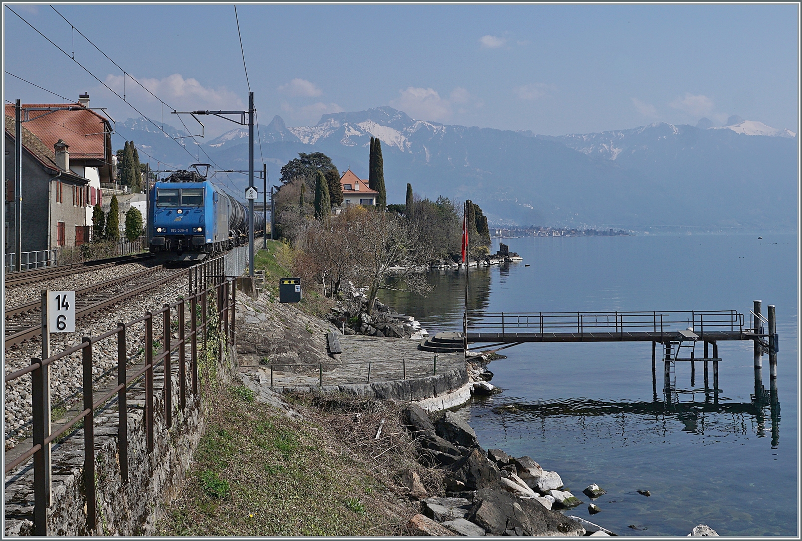 Praktisch auf Blockdistanz folgt ein weiterer WRS Güterzug - die 185 536 zieht ebenfalls eine Kesselwagenzug in Richtung Lausanne. Das Bild entstand auf dem Bahnsteig von St-Saphorin. 25. März 2022